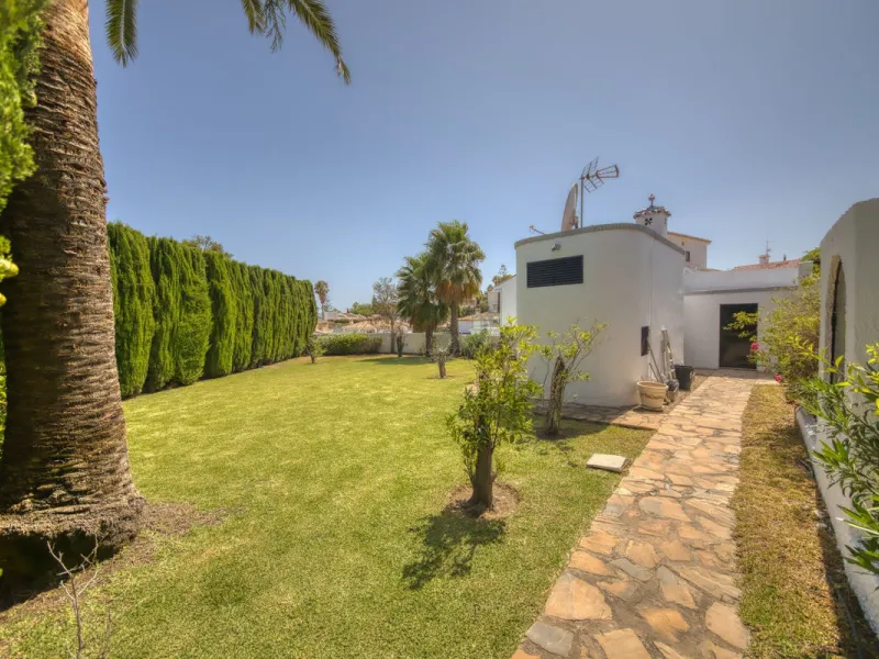 LUXURY VILLA – 2000 SQM PLOT – BENALMADENA