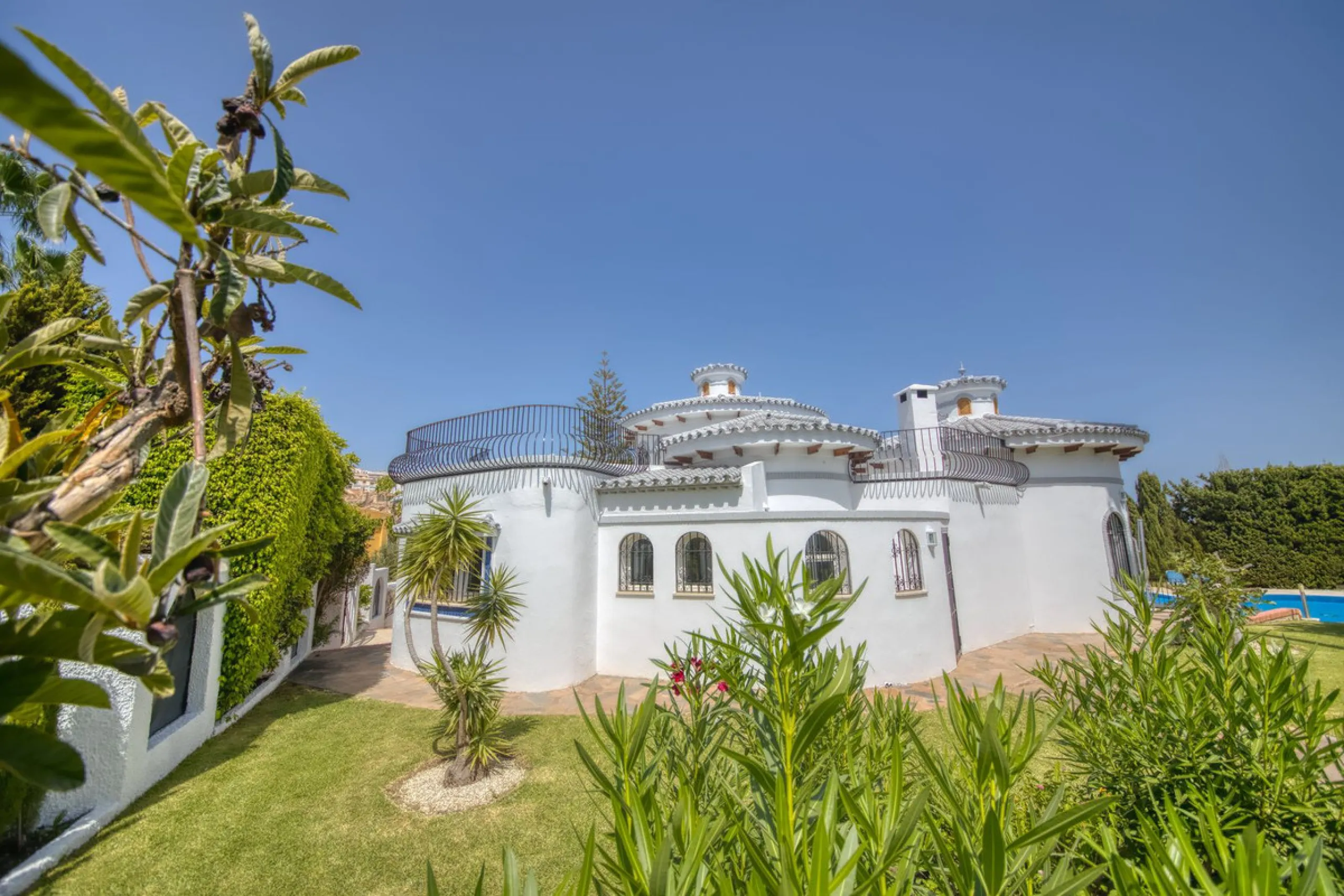 LUXURY VILLA – 2000 SQM PLOT – BENALMADENA