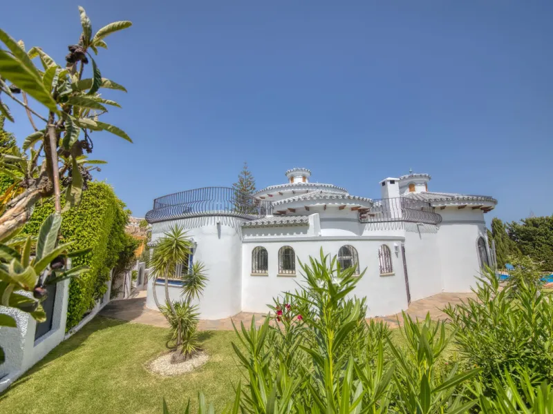 LUXURY VILLA – 2000 SQM PLOT – BENALMADENA