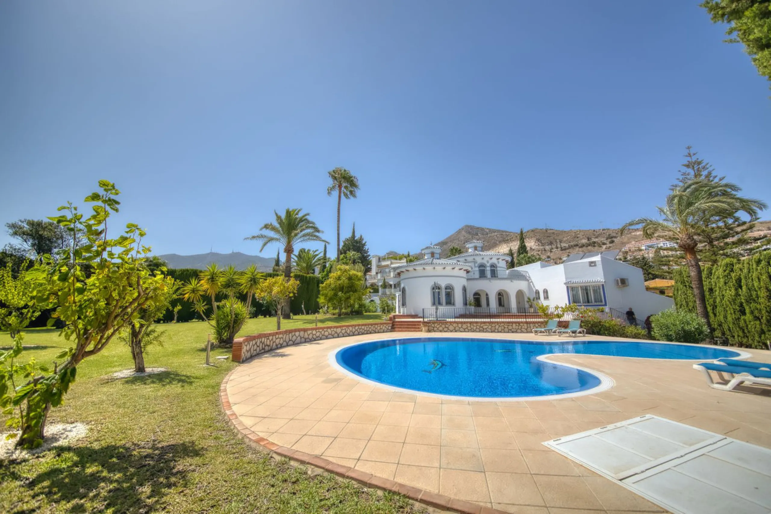 LUXURY VILLA – 2000 SQM PLOT – BENALMADENA