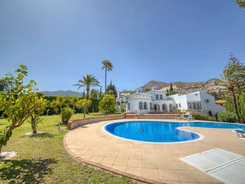 LUXURY VILLA – 2000 SQM PLOT – BENALMADENA