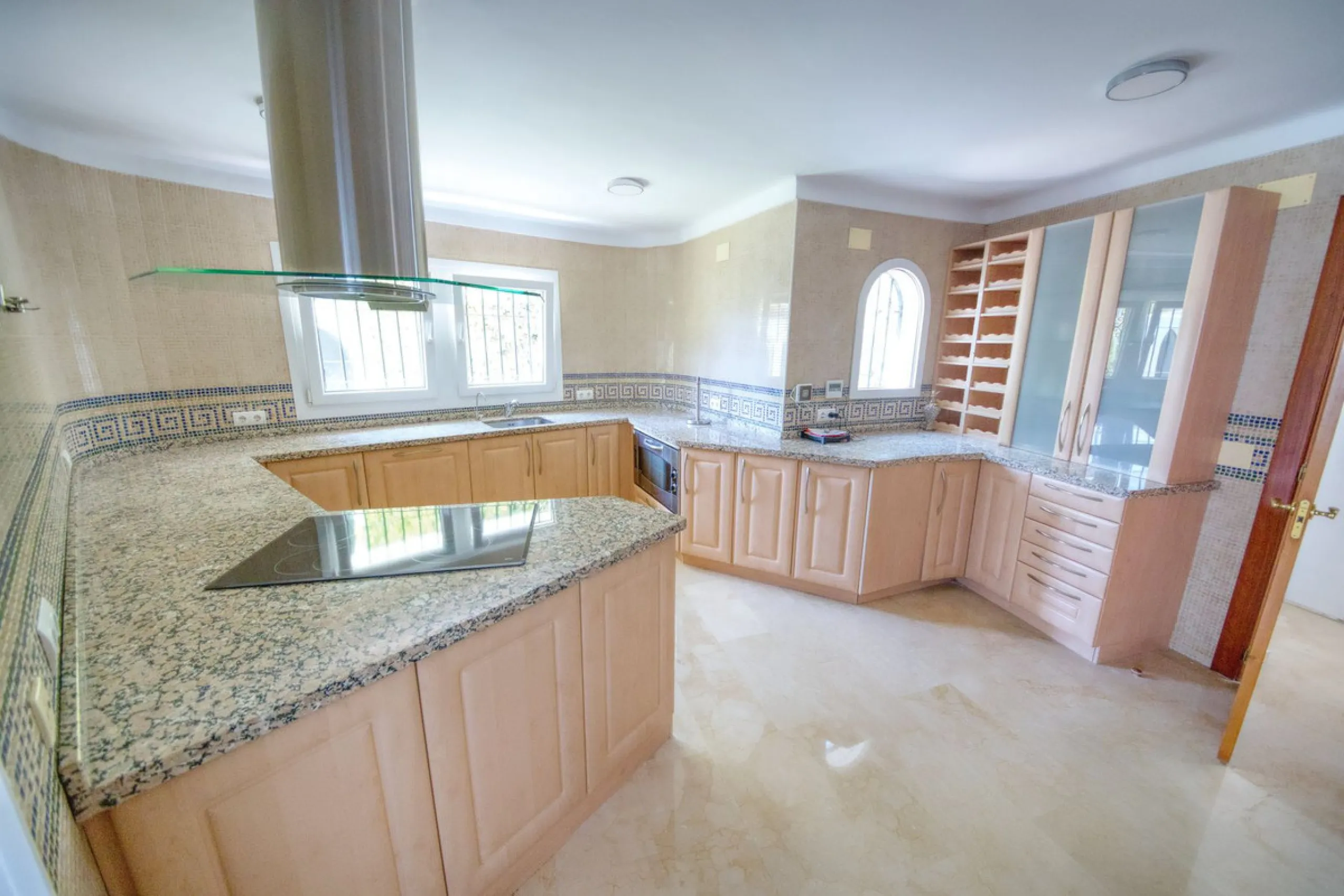 LUXURY VILLA – 2000 SQM PLOT – BENALMADENA