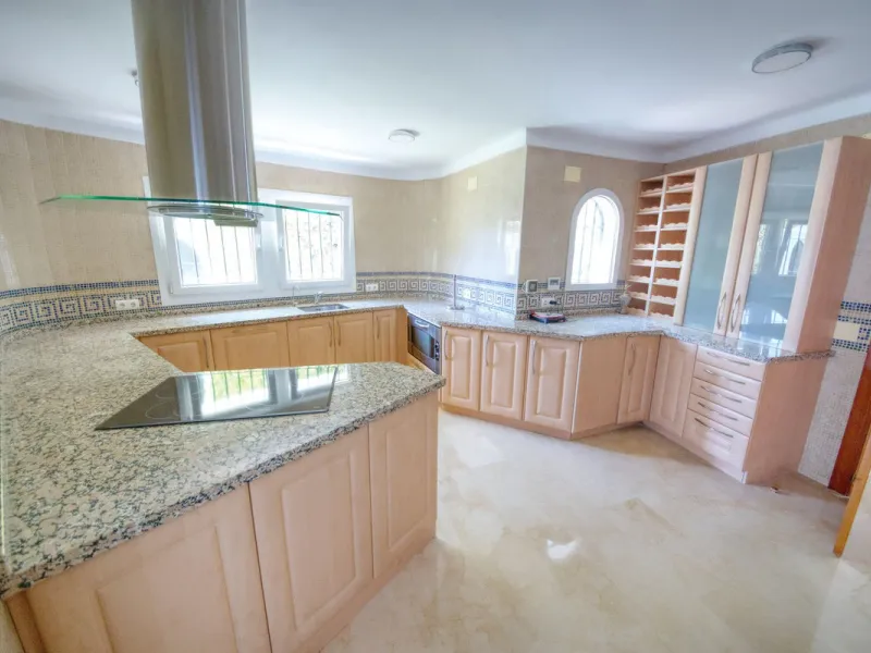 LUXURY VILLA – 2000 SQM PLOT – BENALMADENA