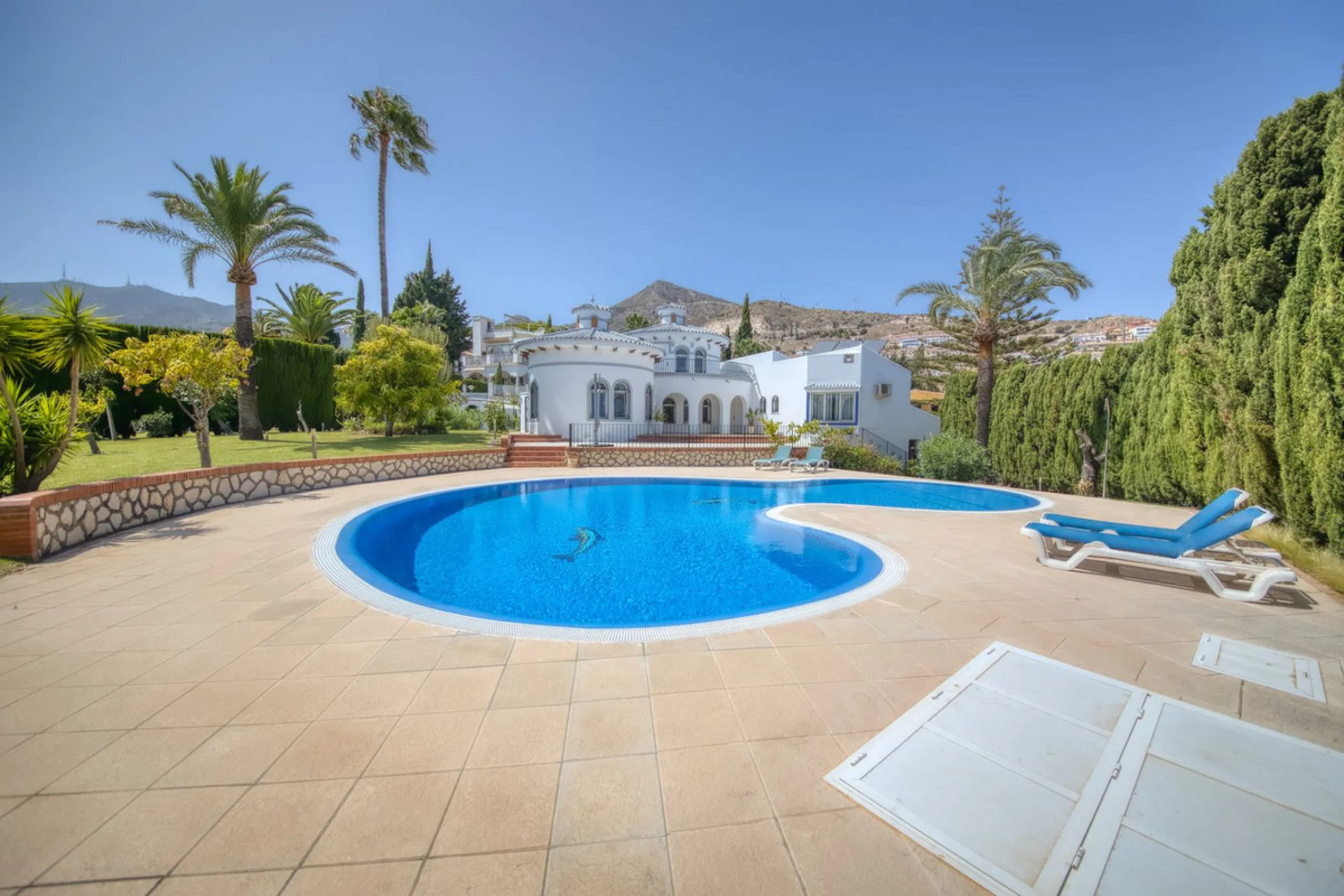 LUXURY VILLA – 2000 SQM PLOT – BENALMADENA