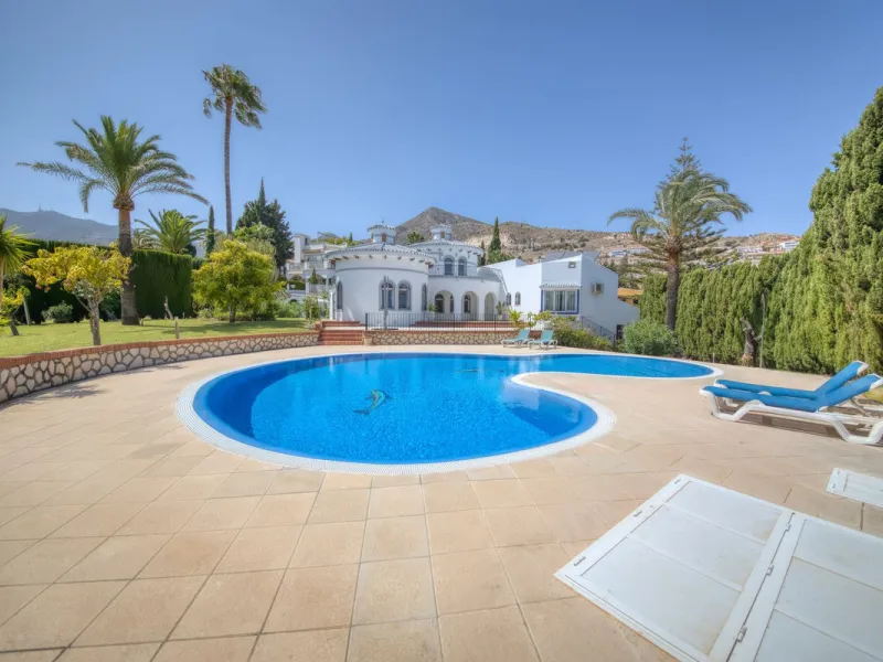 LUXURY VILLA – 2000 SQM PLOT – BENALMADENA