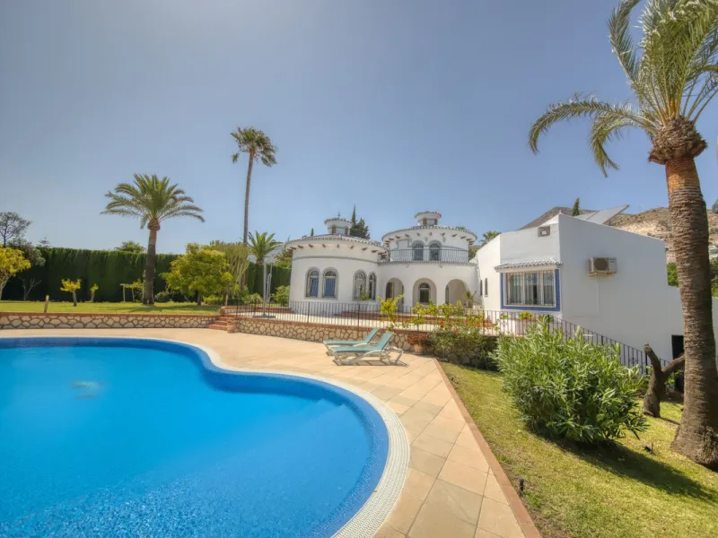 LUXURY VILLA – 2000 SQM PLOT – BENALMADENA