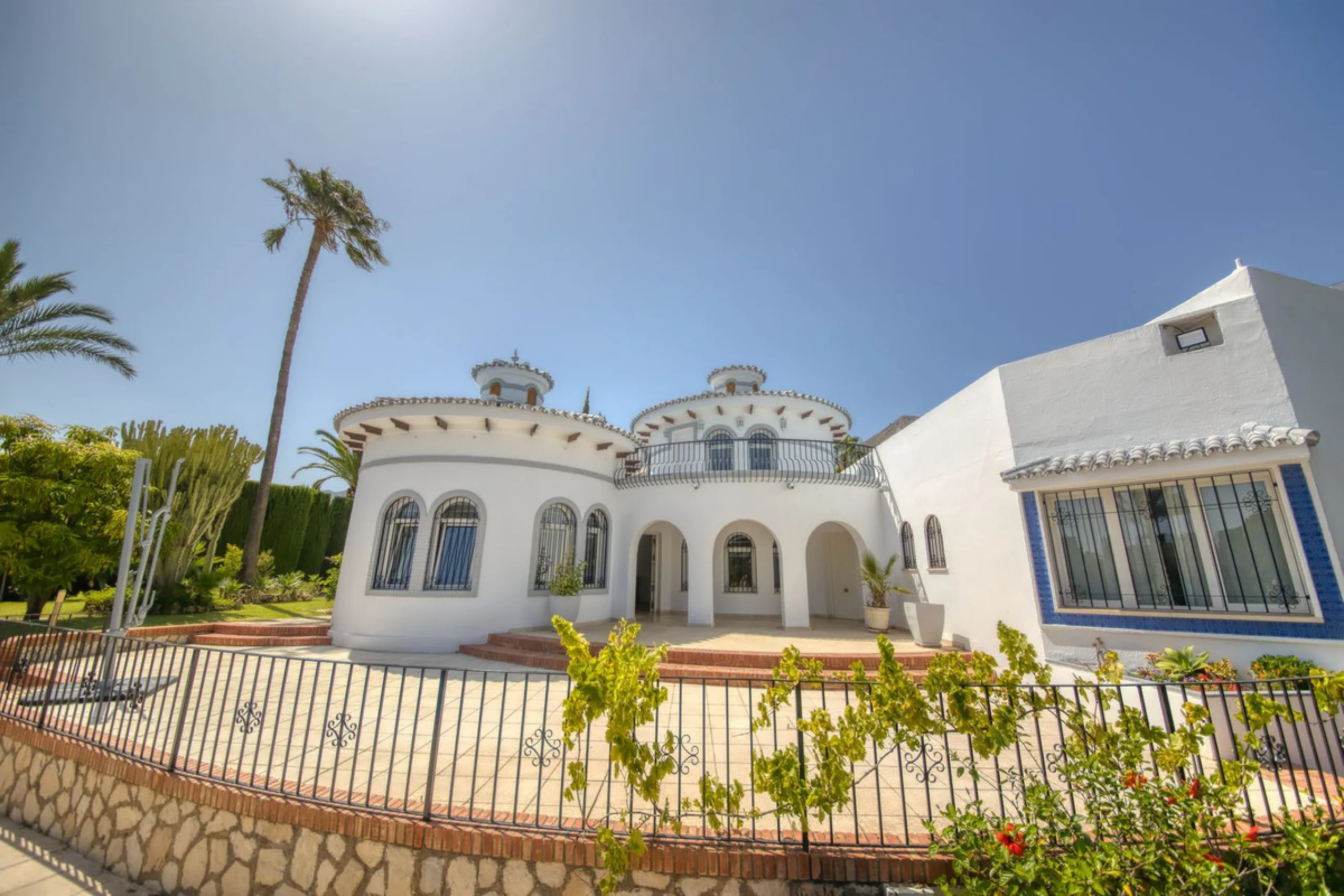 LUXURY VILLA – 2000 SQM PLOT – BENALMADENA