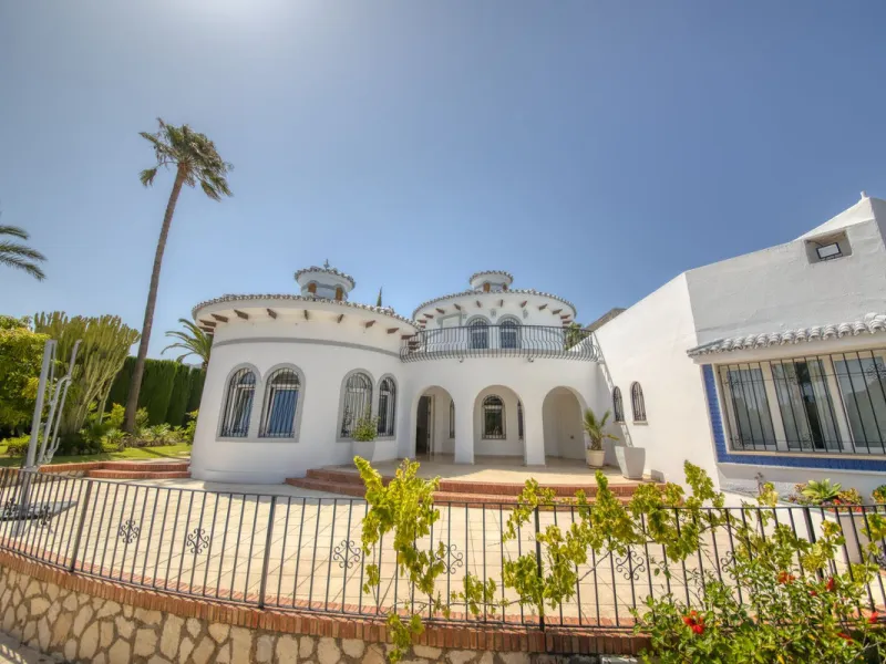 LUXURY VILLA – 2000 SQM PLOT – BENALMADENA