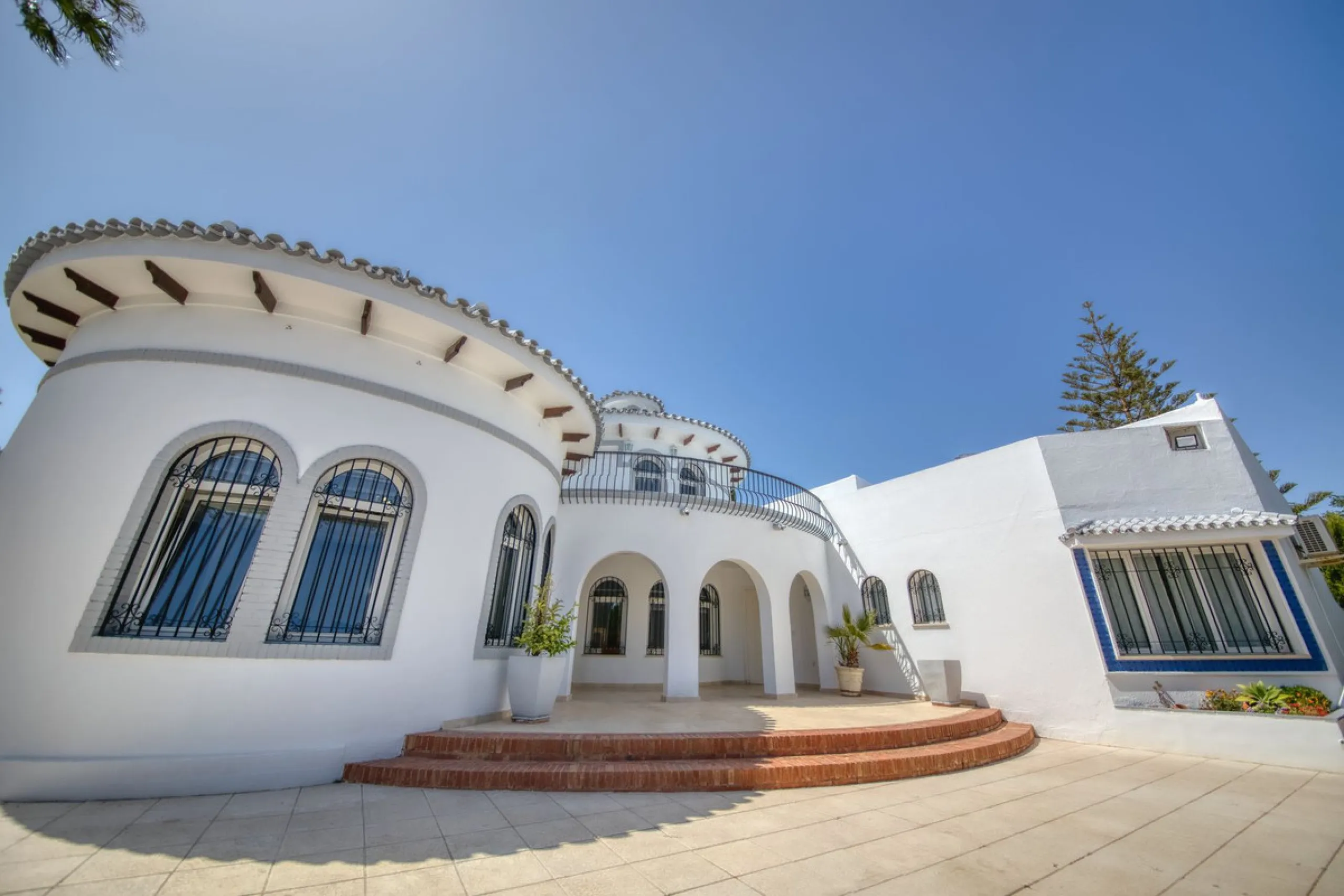 LUXURY VILLA – 2000 SQM PLOT – BENALMADENA