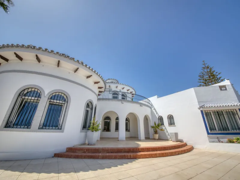 LUXURY VILLA – 2000 SQM PLOT – BENALMADENA