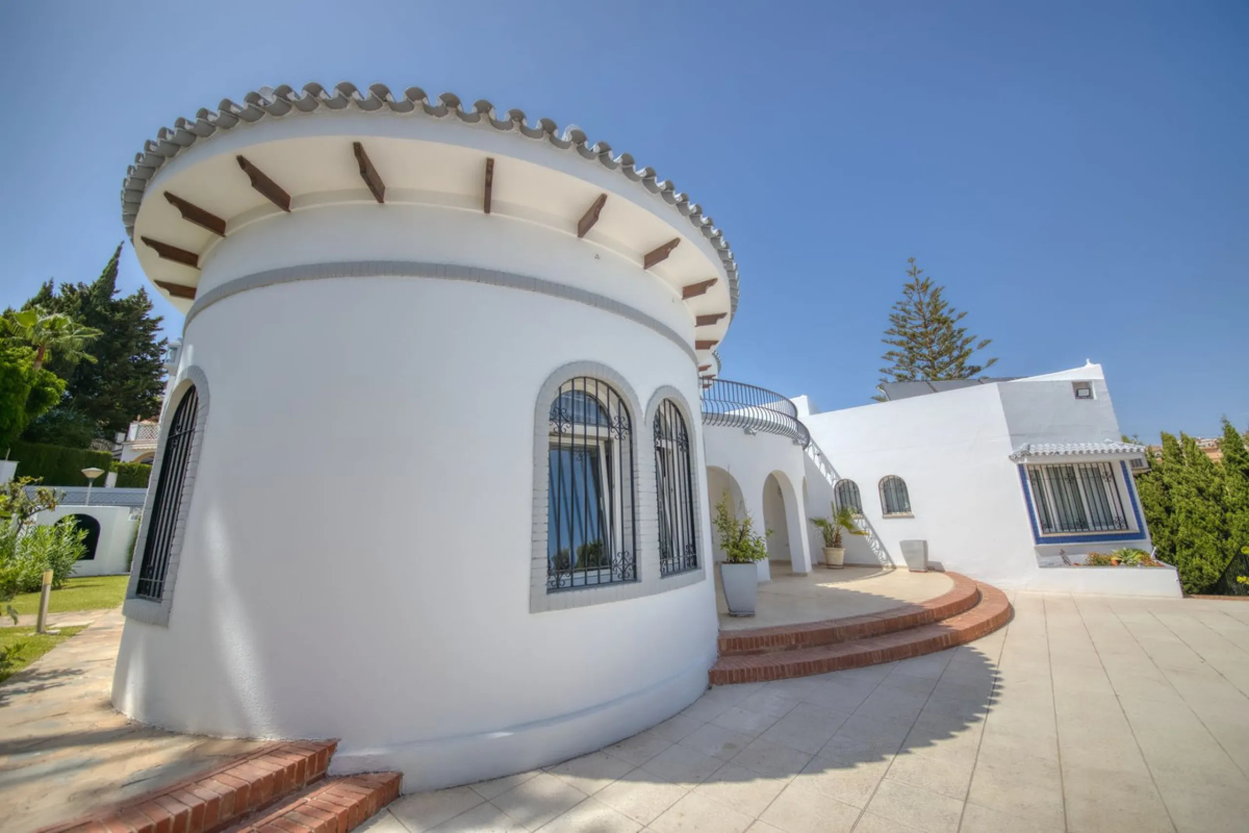 LUXURY VILLA – 2000 SQM PLOT – BENALMADENA