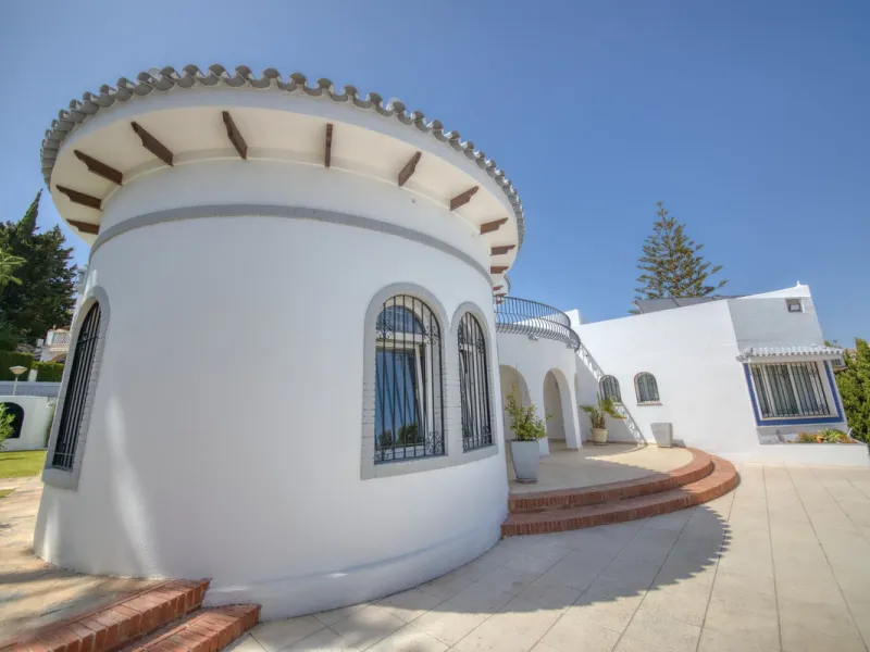 LUXURY VILLA – 2000 SQM PLOT – BENALMADENA