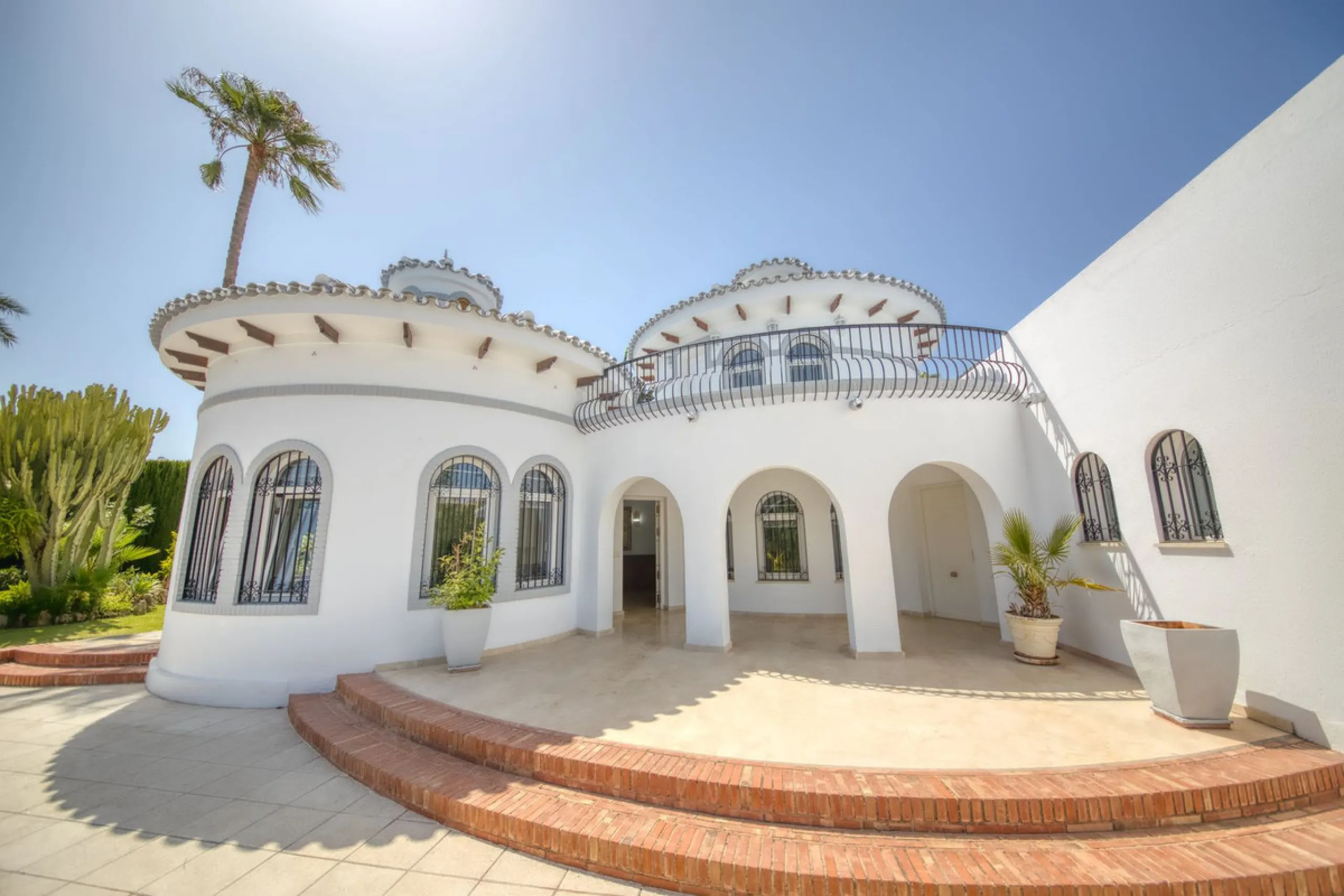 LUXURY VILLA – 2000 SQM PLOT – BENALMADENA