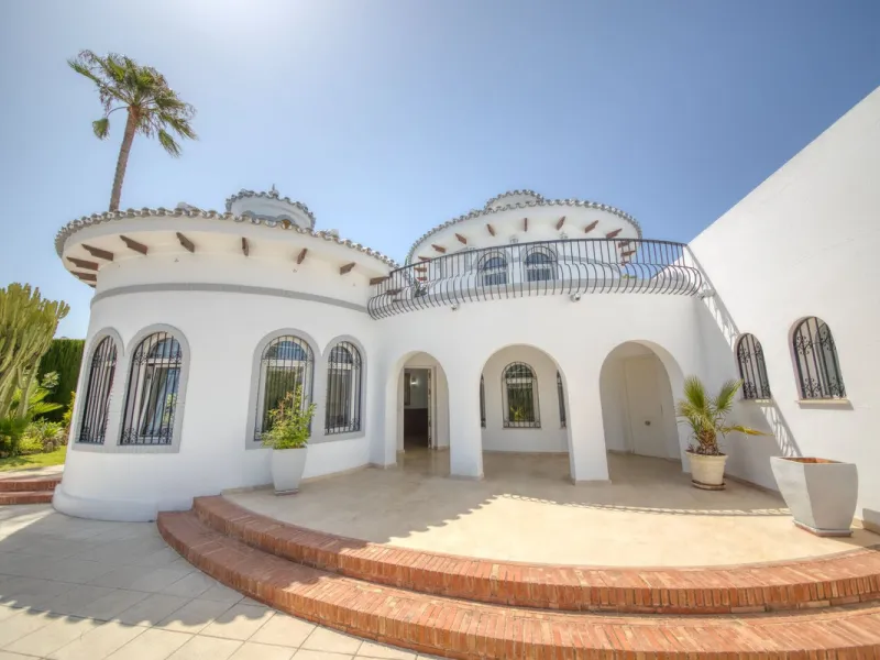 LUXURY VILLA – 2000 SQM PLOT – BENALMADENA