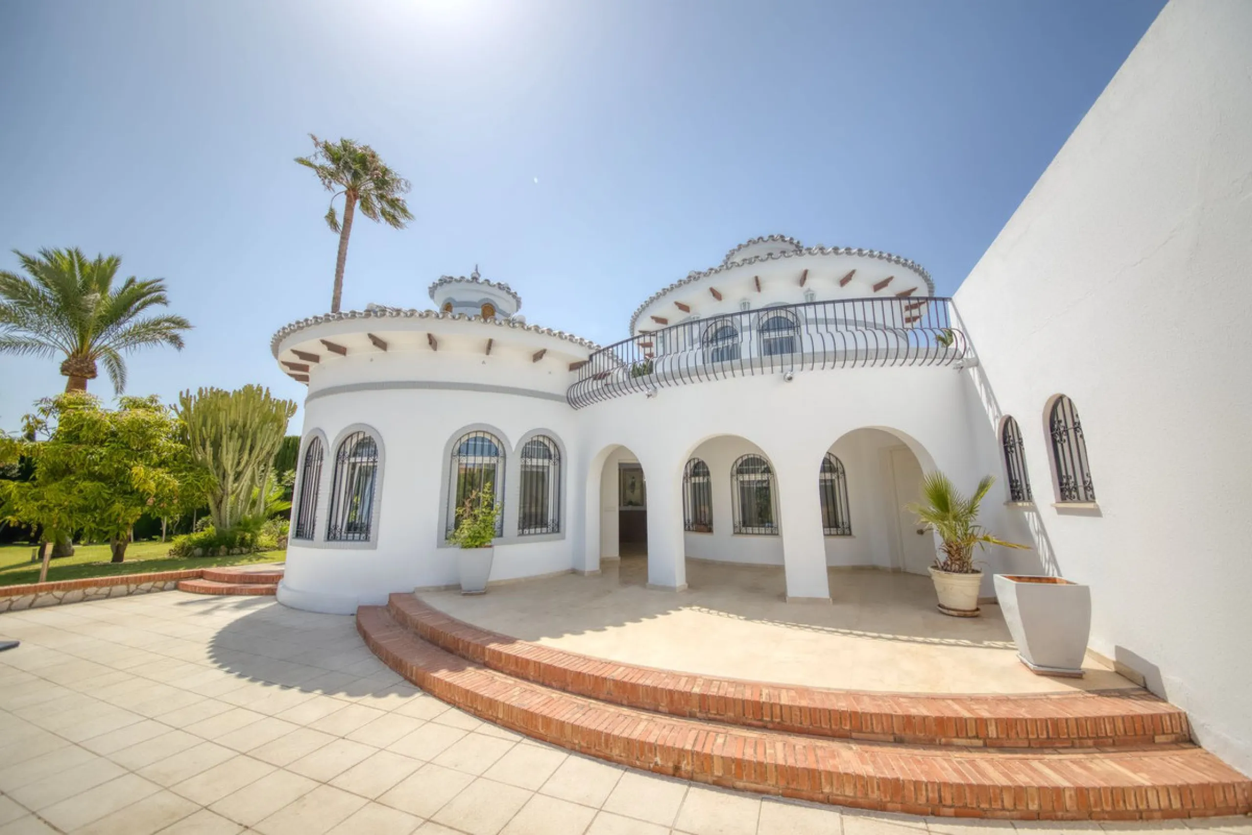LUXURY VILLA – 2000 SQM PLOT – BENALMADENA