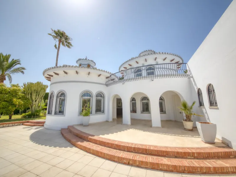 LUXURY VILLA – 2000 SQM PLOT – BENALMADENA