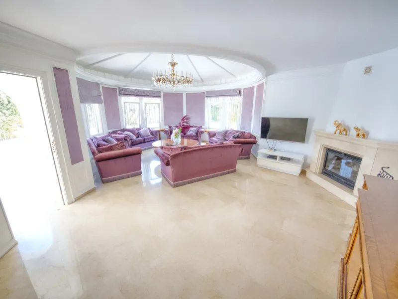 LUXURY VILLA – 2000 SQM PLOT – BENALMADENA