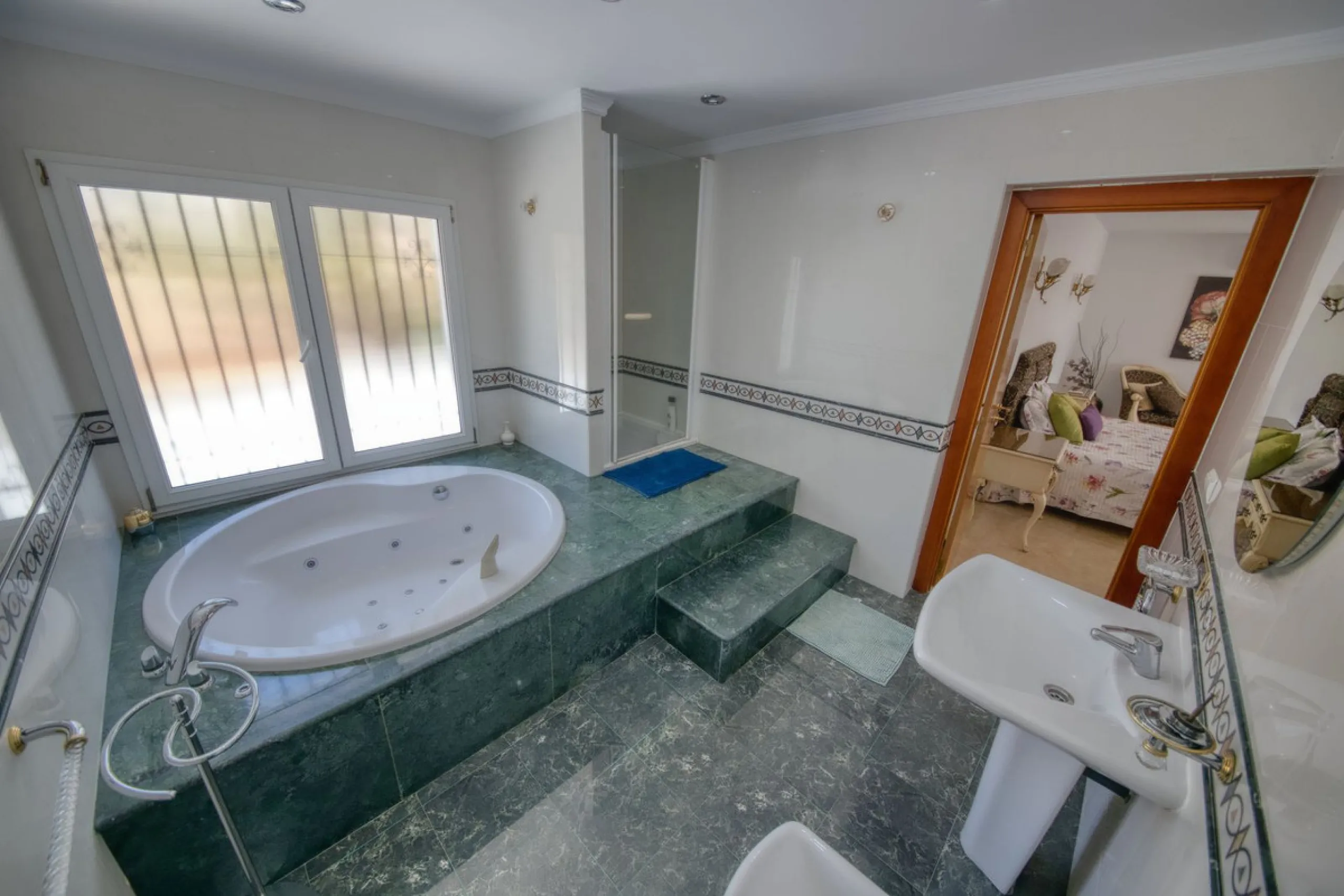 LUXURY VILLA – 2000 SQM PLOT – BENALMADENA