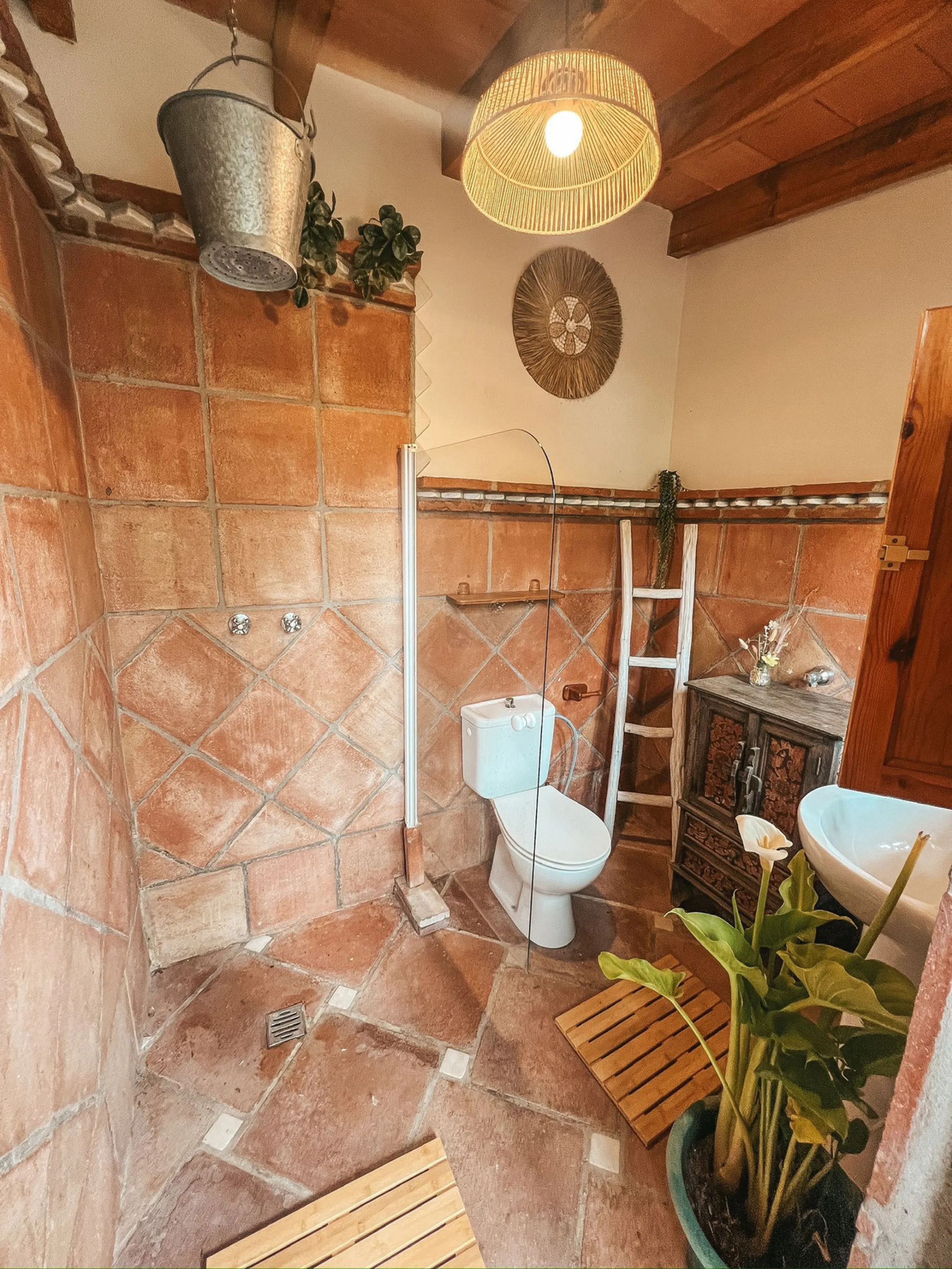 Diese außergewöhnliche Villa in der begehrten Wohngegend Los Jazmines von San Pedro de Alcantara, Malaga, bietet eine ausgezeichnete Gelegenheit für Wohnzwecke oder eine rentable Investition. Das Objekt verfügt über einen gültigen