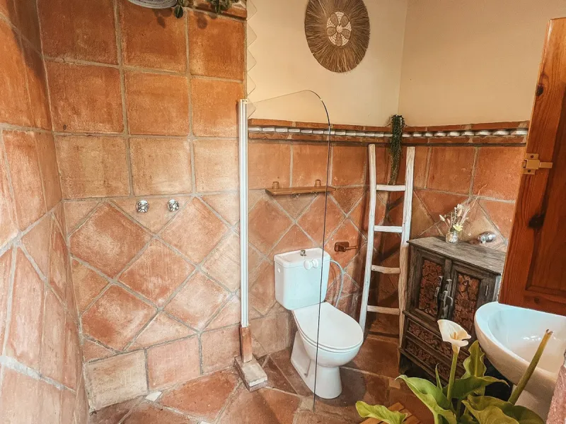 Diese außergewöhnliche Villa in der begehrten Wohngegend Los Jazmines von San Pedro de Alcantara, Malaga, bietet eine ausgezeichnete Gelegenheit für Wohnzwecke oder eine rentable Investition. Das Objekt verfügt über einen gültigen