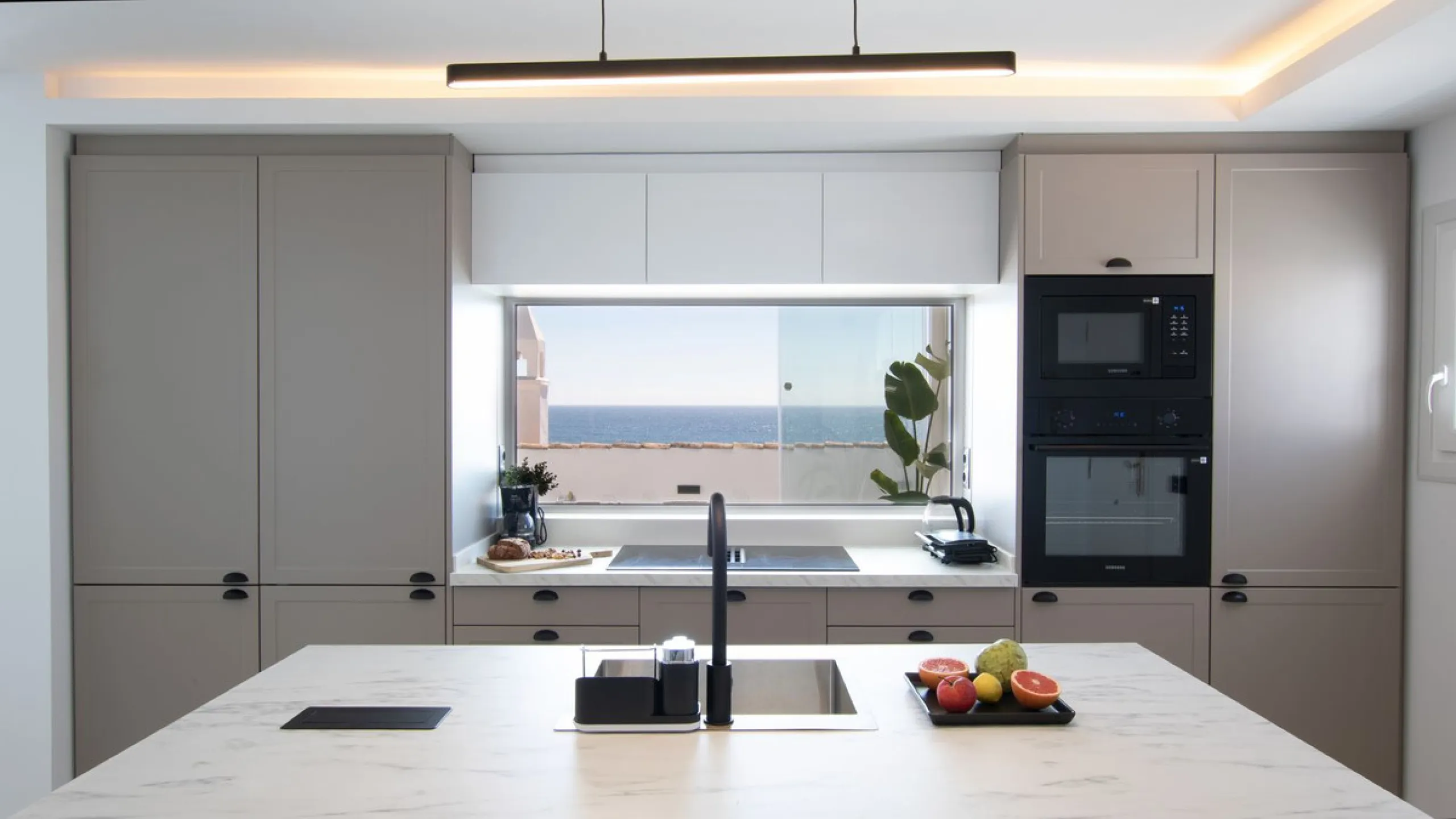Exclusively! This unique penthouse for rent is located on the Costa del Sol, front line beach, with stunning views of the sea, sand, beach, Africa, Gibraltar, the promenade.