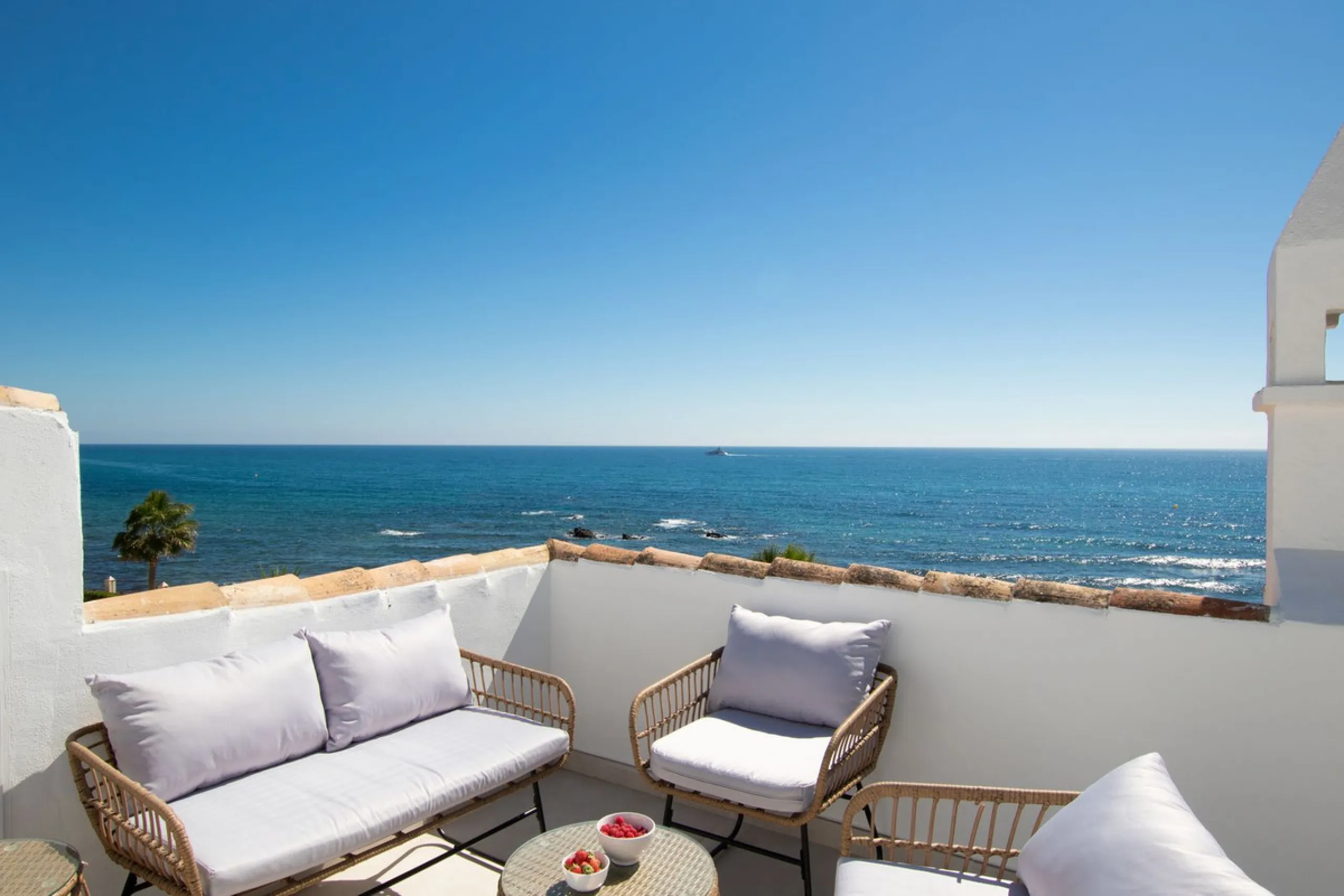 Exclusively! This unique penthouse for rent is located on the Costa del Sol, front line beach, with stunning views of the sea, sand, beach, Africa, Gibraltar, the promenade.