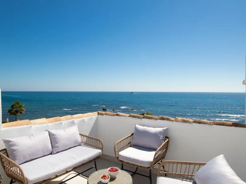 Exclusively! This unique penthouse for rent is located on the Costa del Sol, front line beach, with stunning views of the sea, sand, beach, Africa, Gibraltar, the promenade.