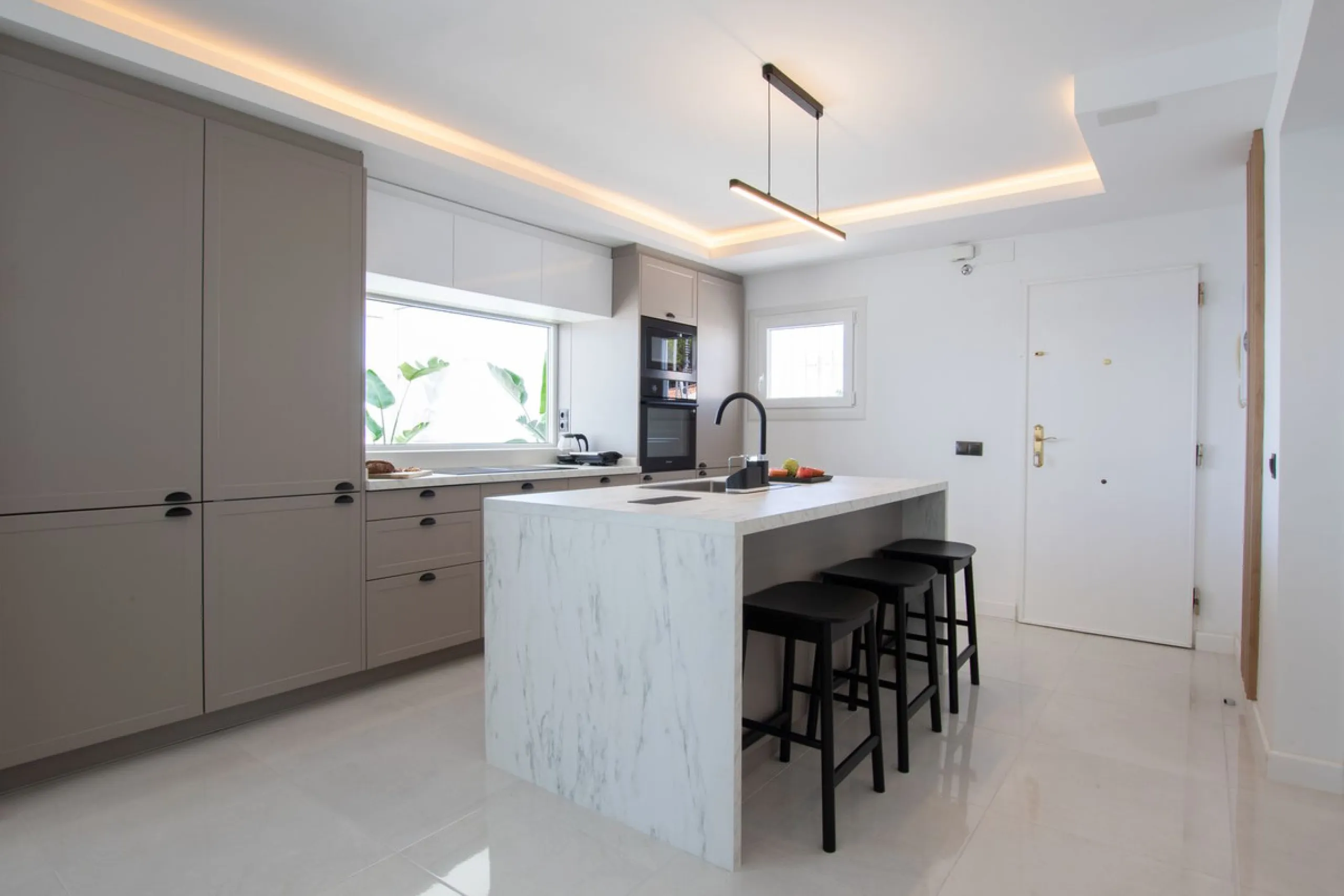 Exclusively! This unique penthouse for rent is located on the Costa del Sol, front line beach, with stunning views of the sea, sand, beach, Africa, Gibraltar, the promenade.