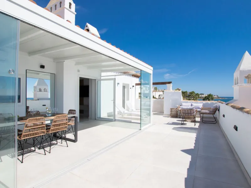 Exclusively! This unique penthouse for rent is located on the Costa del Sol, front line beach, with stunning views of the sea, sand, beach, Africa, Gibraltar, the promenade.