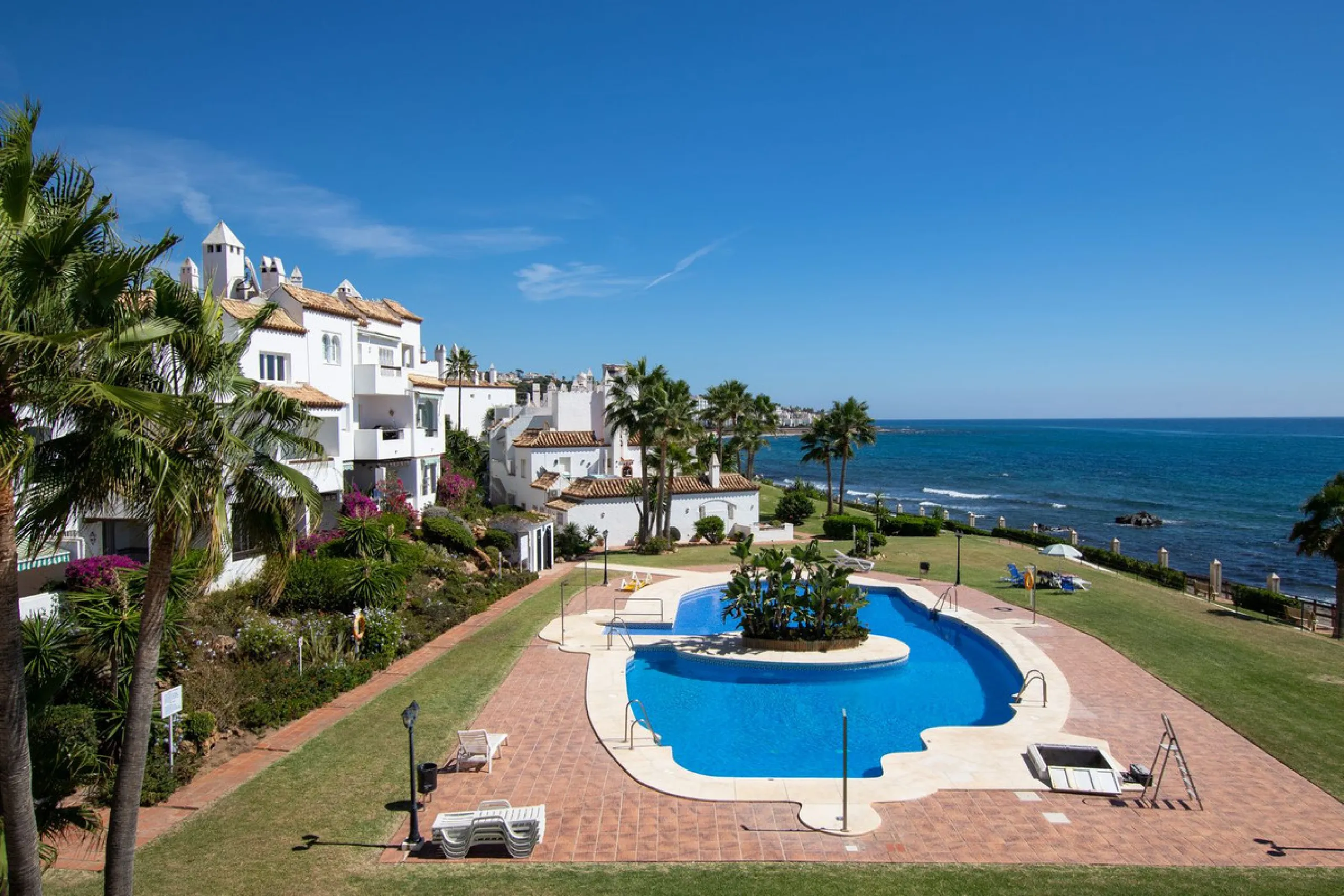 Exclusively! This unique penthouse for rent is located on the Costa del Sol, front line beach, with stunning views of the sea, sand, beach, Africa, Gibraltar, the promenade.