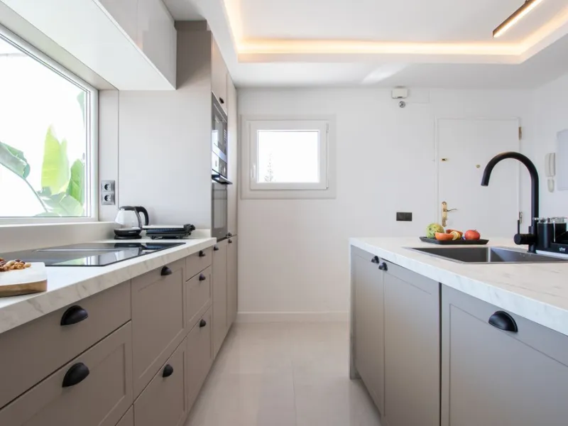 Exclusively! This unique penthouse for rent is located on the Costa del Sol, front line beach, with stunning views of the sea, sand, beach, Africa, Gibraltar, the promenade.