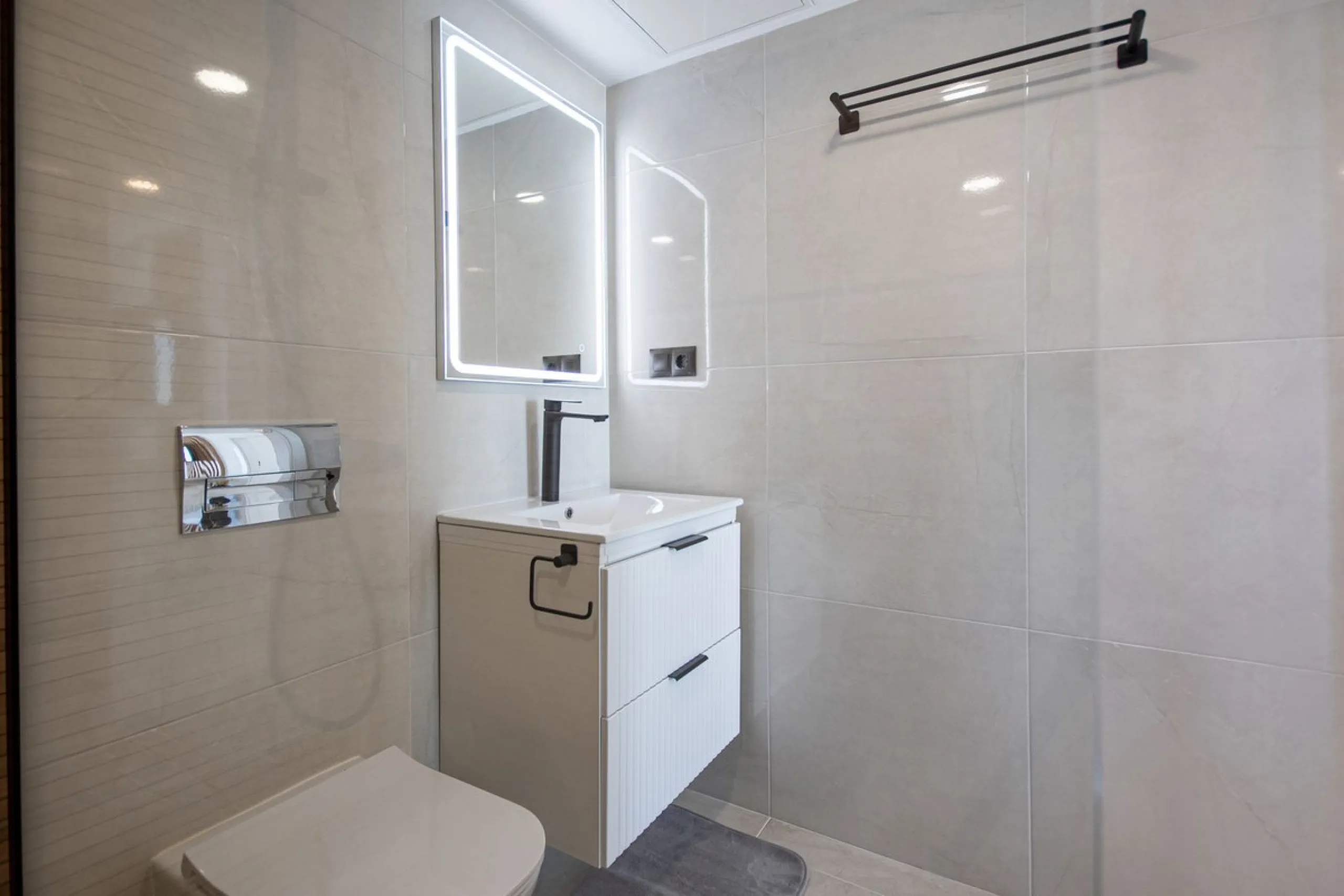Exclusively! This unique penthouse for rent is located on the Costa del Sol, front line beach, with stunning views of the sea, sand, beach, Africa, Gibraltar, the promenade.