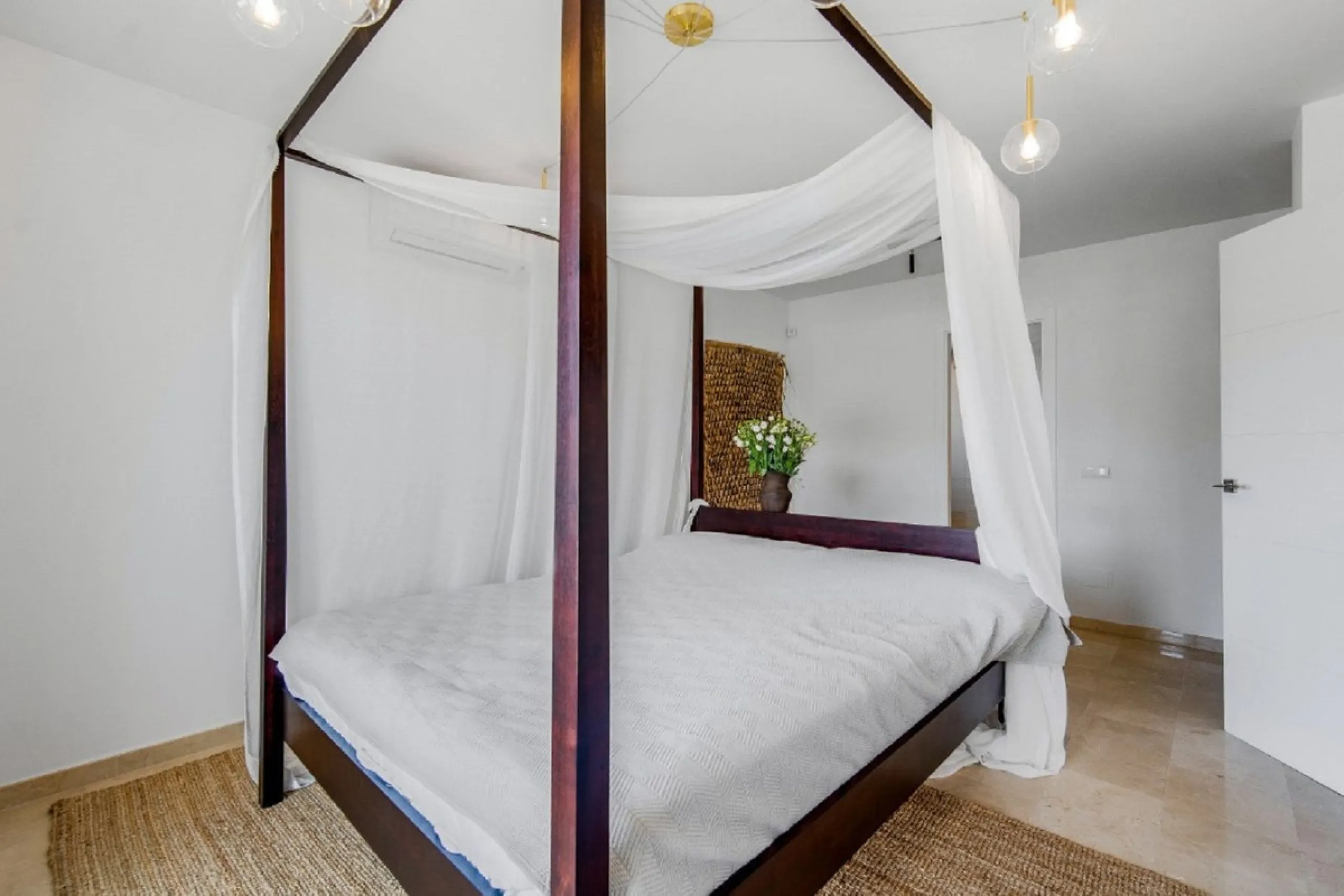 Beautifully renovated Private villa in Dame de Noche