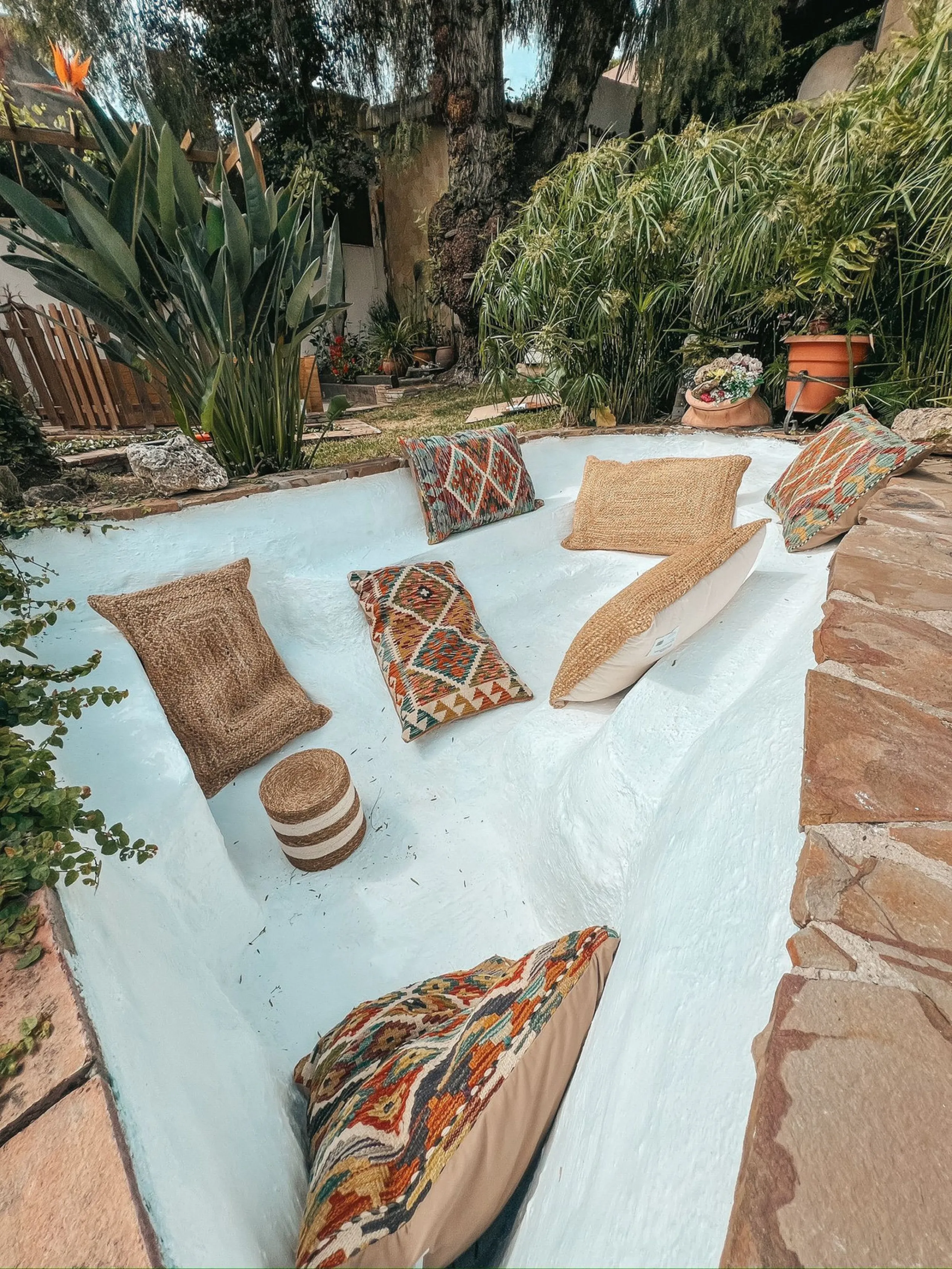 Diese außergewöhnliche Villa in der begehrten Wohngegend Los Jazmines von San Pedro de Alcantara, Malaga, bietet eine ausgezeichnete Gelegenheit für Wohnzwecke oder eine rentable Investition. Das Objekt verfügt über einen gültigen