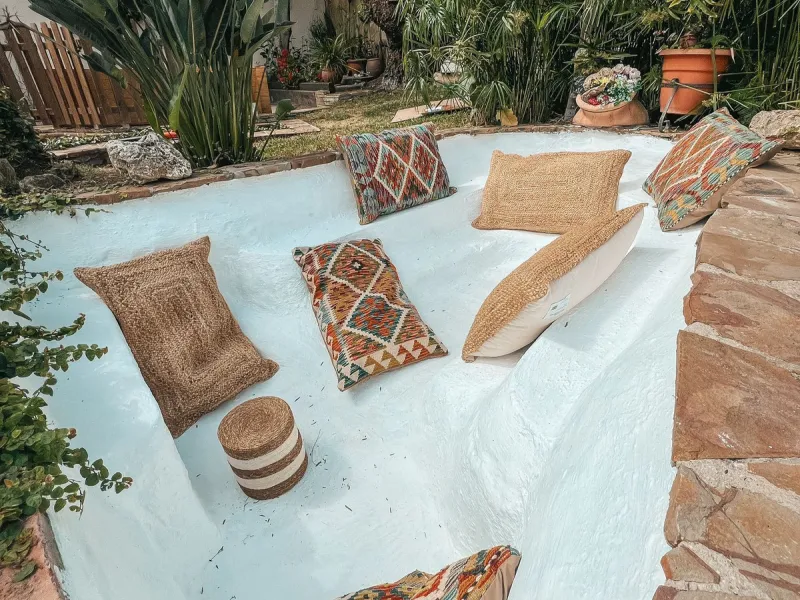 Diese außergewöhnliche Villa in der begehrten Wohngegend Los Jazmines von San Pedro de Alcantara, Malaga, bietet eine ausgezeichnete Gelegenheit für Wohnzwecke oder eine rentable Investition. Das Objekt verfügt über einen gültigen