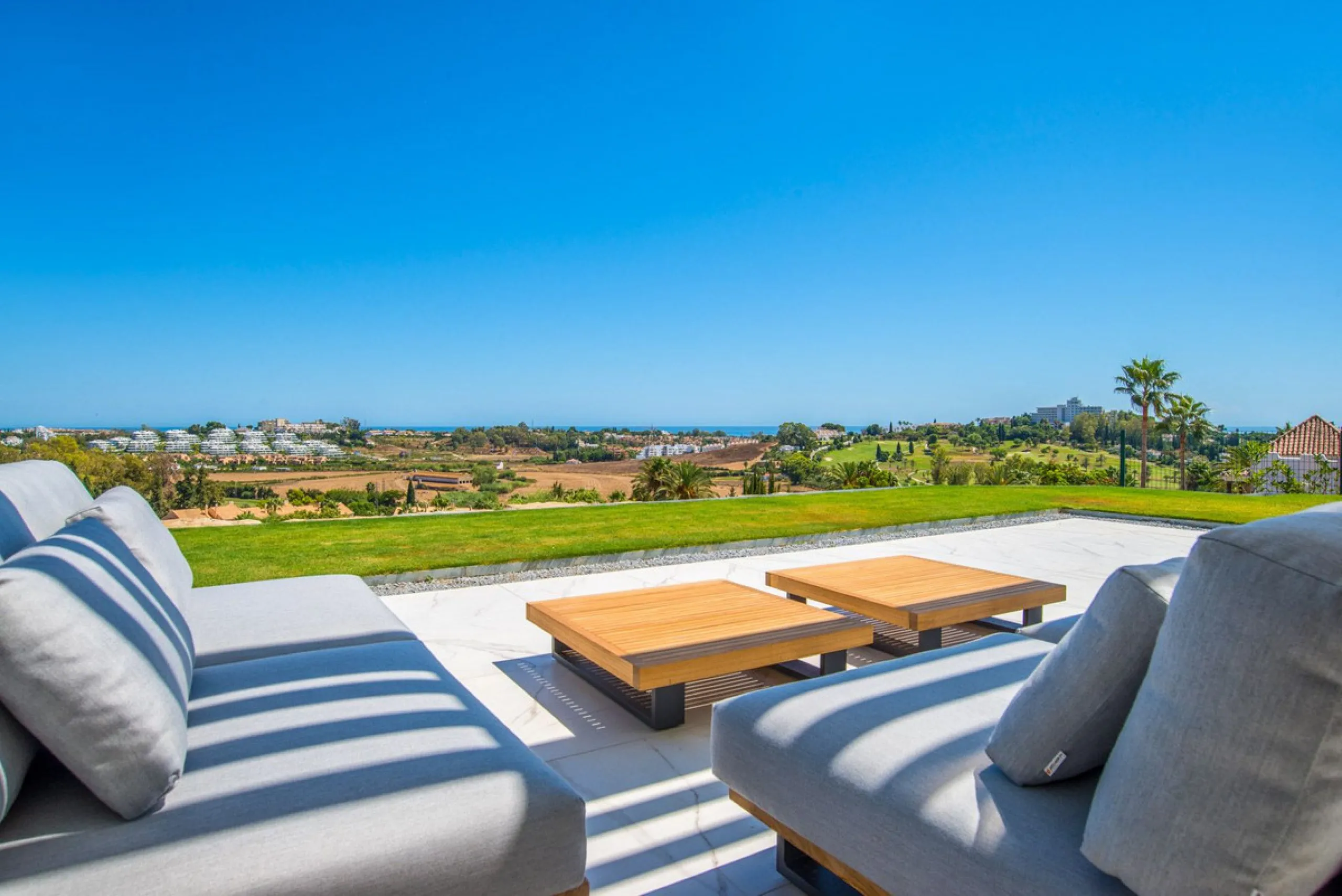 Apartment - Middle Floor Apartment в продаже в El Paraiso, Málaga. В доме 3 спален и 2 ванных комнат. Площадь дома 180 м²