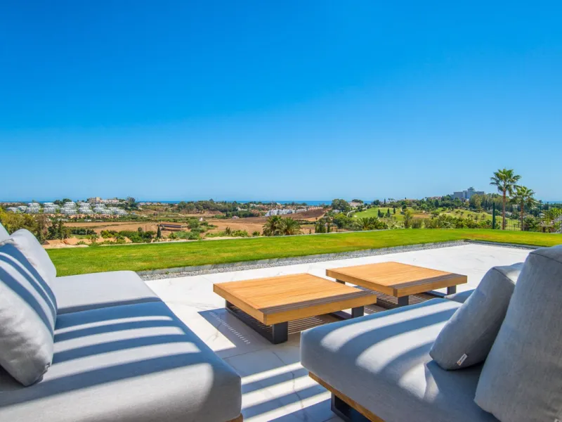 Apartment - Middle Floor Apartment в продаже в El Paraiso, Málaga. В доме 3 спален и 2 ванных комнат. Площадь дома 180 м²