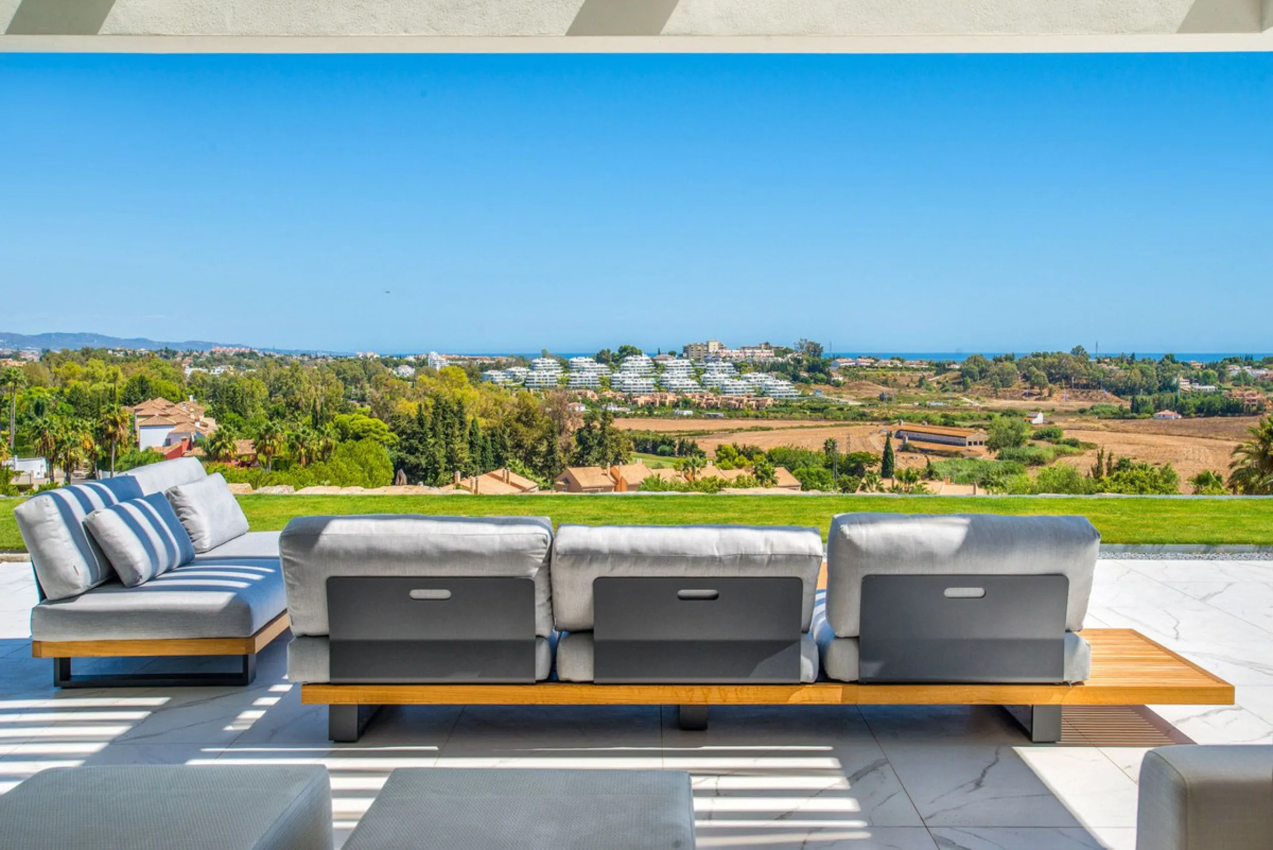 Apartment - Middle Floor Apartment в продаже в El Paraiso, Málaga. В доме 3 спален и 2 ванных комнат. Площадь дома 180 м²