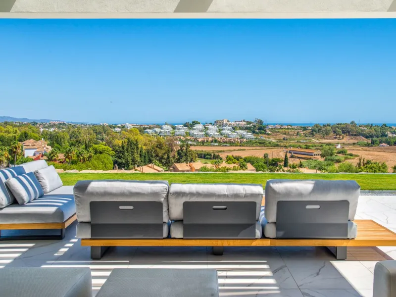 Apartment - Middle Floor Apartment в продаже в El Paraiso, Málaga. В доме 3 спален и 2 ванных комнат. Площадь дома 180 м²