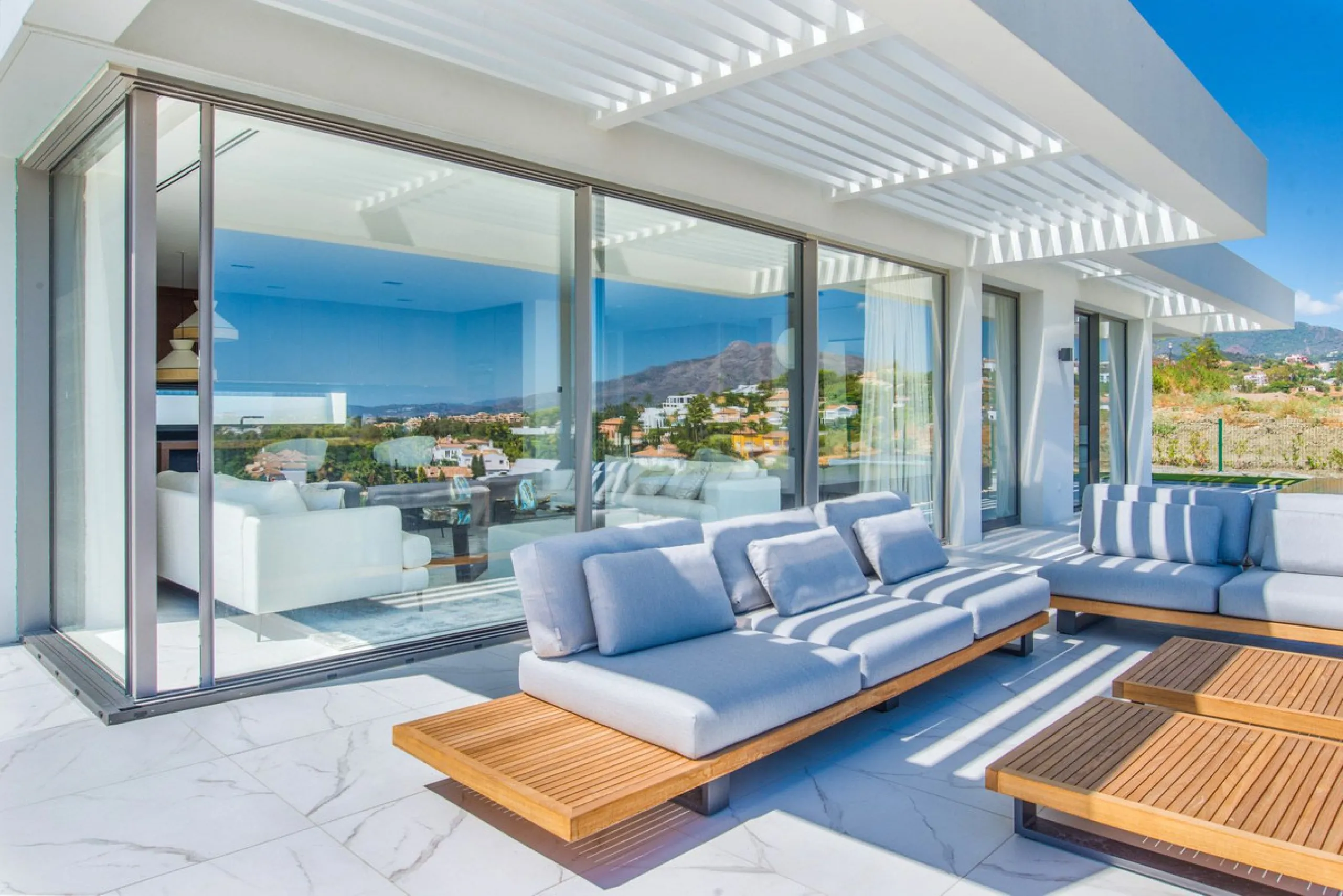 Apartment - Middle Floor Apartment в продаже в El Paraiso, Málaga. В доме 3 спален и 2 ванных комнат. Площадь дома 180 м²