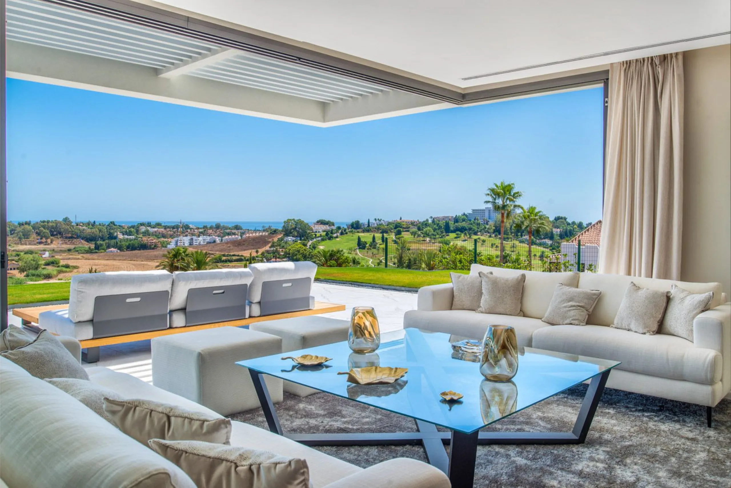 Apartment - Middle Floor Apartment в продаже в El Paraiso, Málaga. В доме 3 спален и 2 ванных комнат. Площадь дома 180 м²