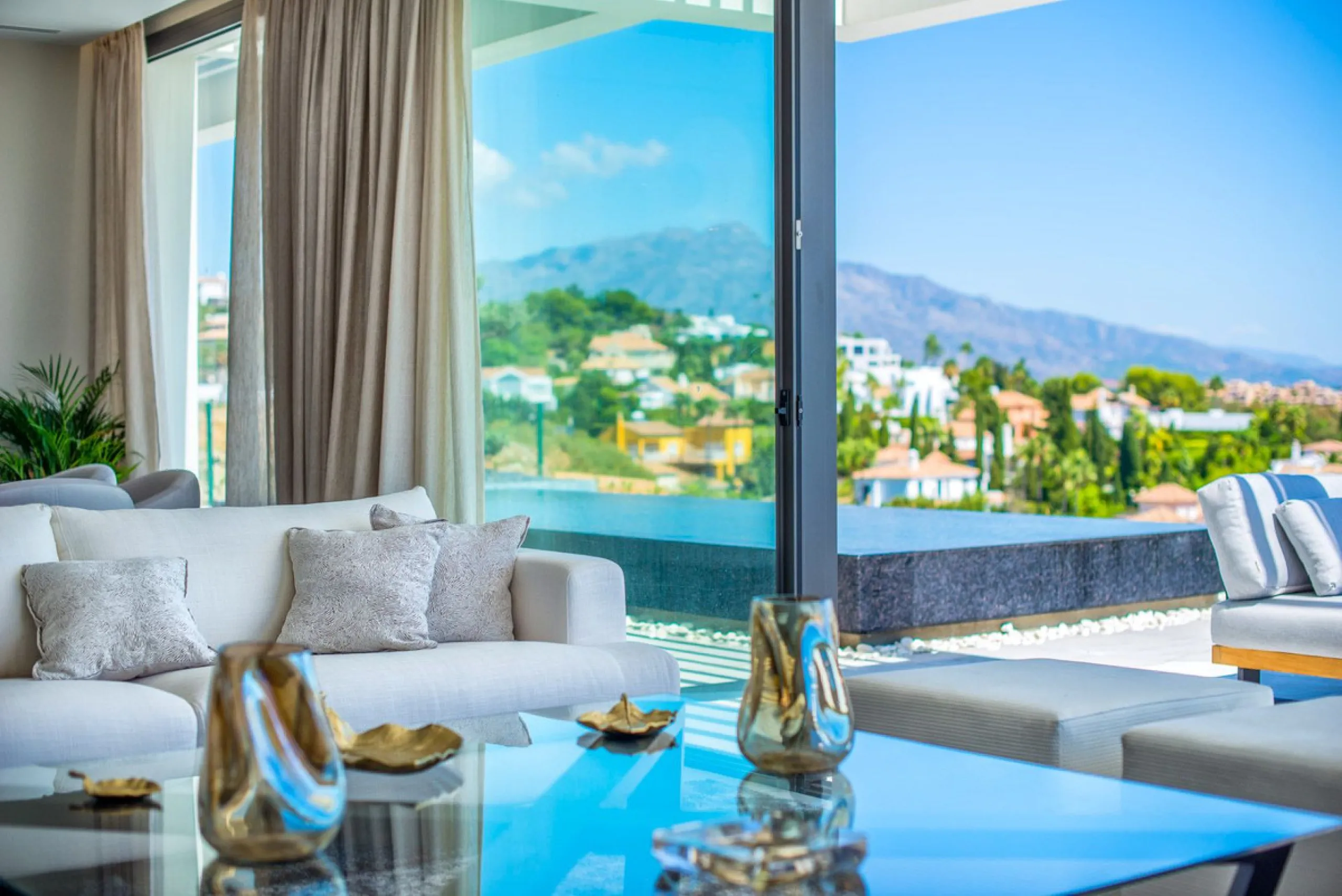 Apartment - Middle Floor Apartment в продаже в El Paraiso, Málaga. В доме 3 спален и 2 ванных комнат. Площадь дома 180 м²