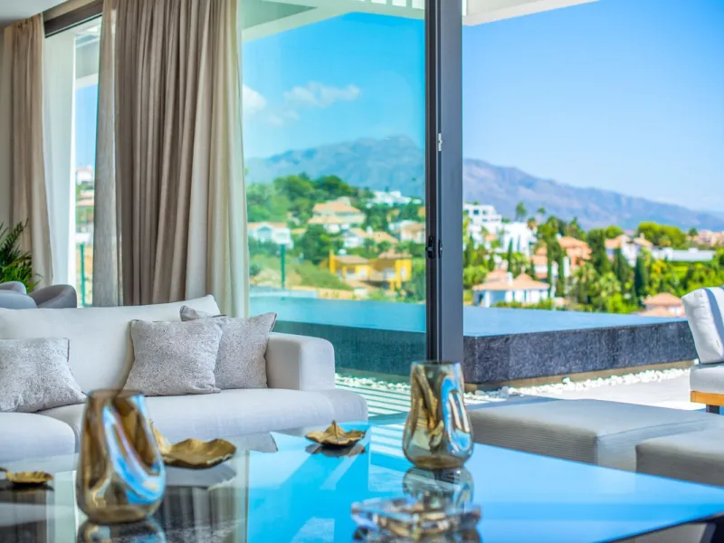 Apartment - Middle Floor Apartment в продаже в El Paraiso, Málaga. В доме 3 спален и 2 ванных комнат. Площадь дома 180 м²