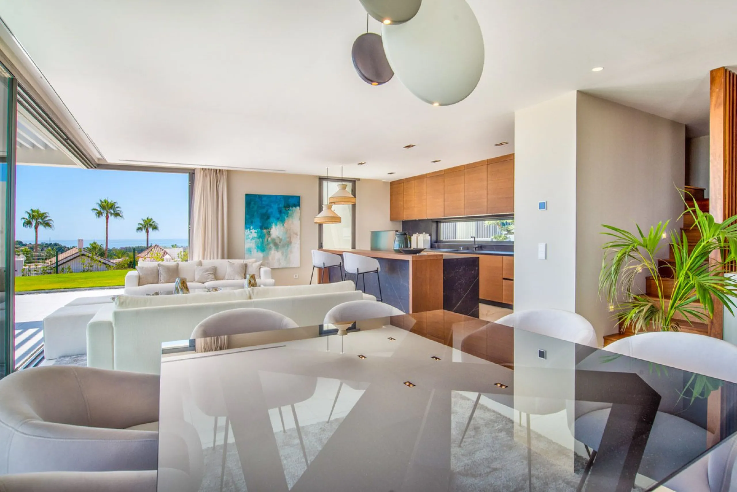 Apartment - Middle Floor Apartment в продаже в El Paraiso, Málaga. В доме 3 спален и 2 ванных комнат. Площадь дома 180 м²