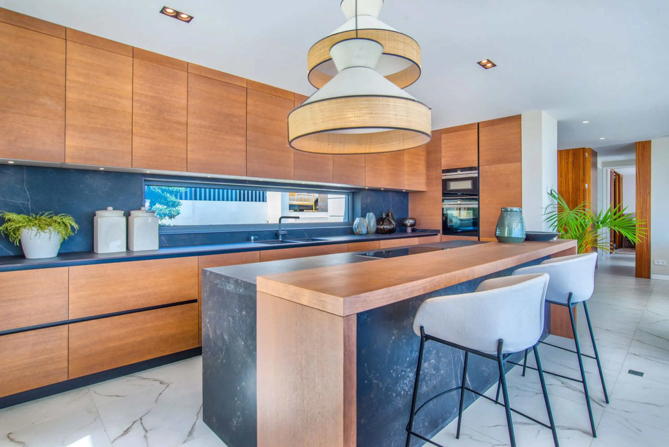 Apartment - Middle Floor Apartment в продаже в El Paraiso, Málaga. В доме 3 спален и 2 ванных комнат. Площадь дома 180 м²
