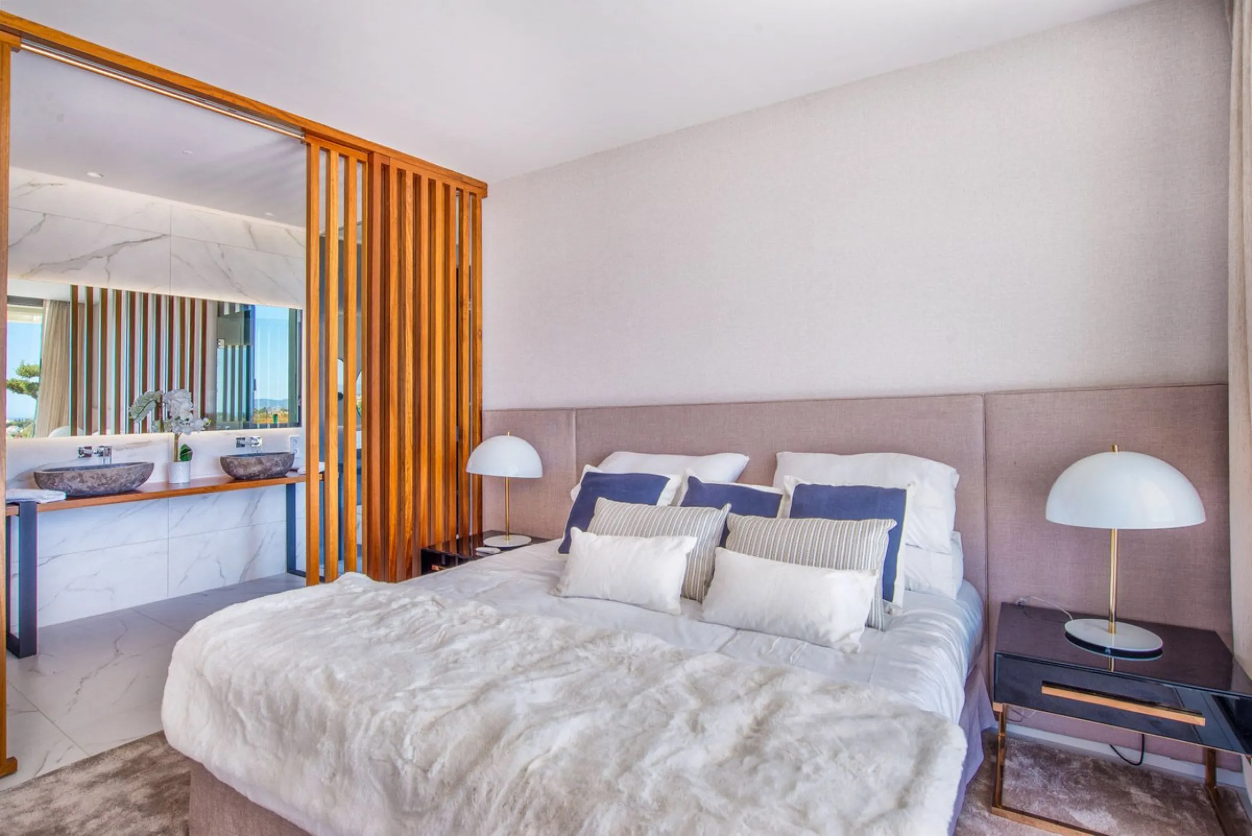 Apartment - Middle Floor Apartment в продаже в El Paraiso, Málaga. В доме 3 спален и 2 ванных комнат. Площадь дома 180 м²