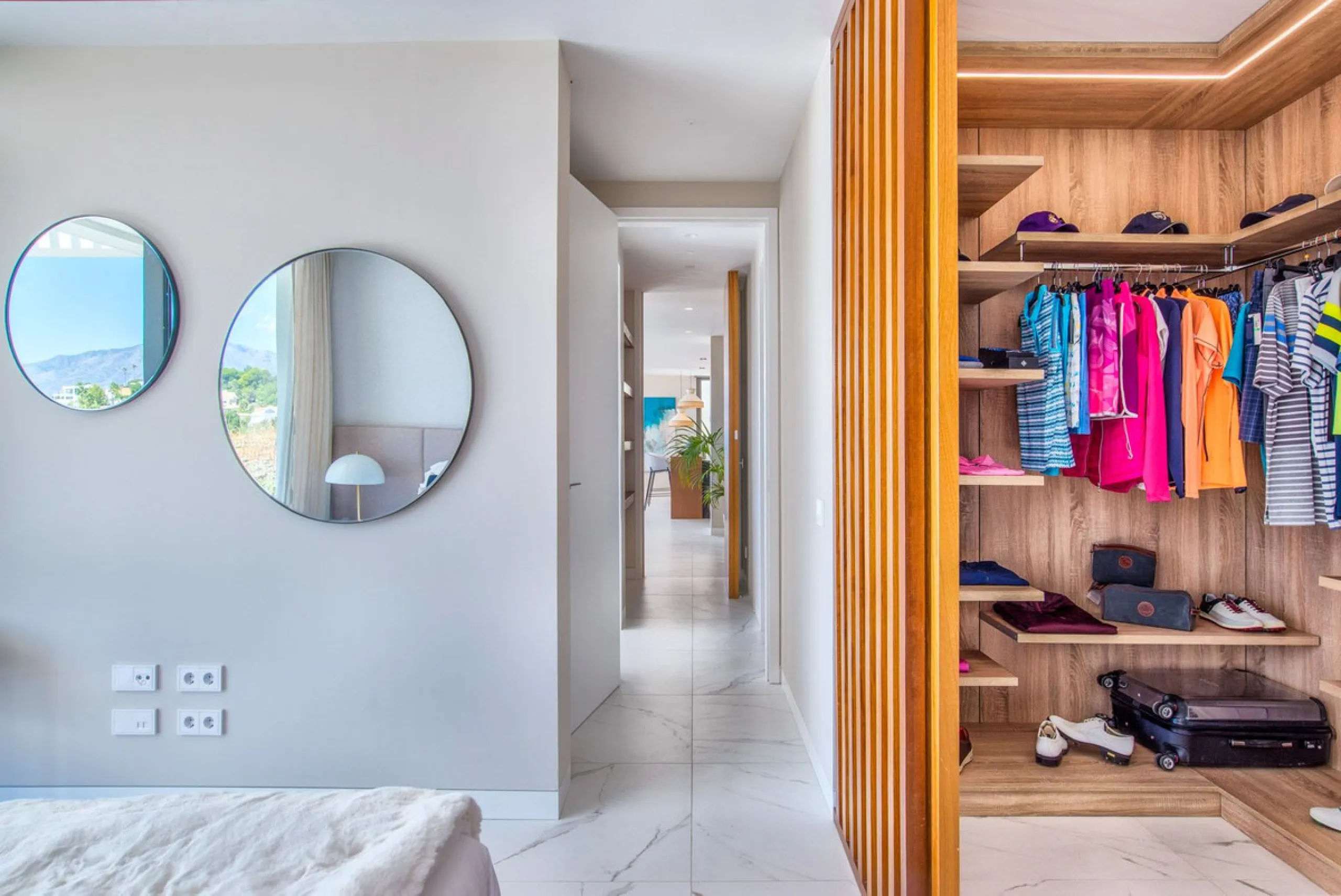 Apartment - Middle Floor Apartment в продаже в El Paraiso, Málaga. В доме 3 спален и 2 ванных комнат. Площадь дома 180 м²