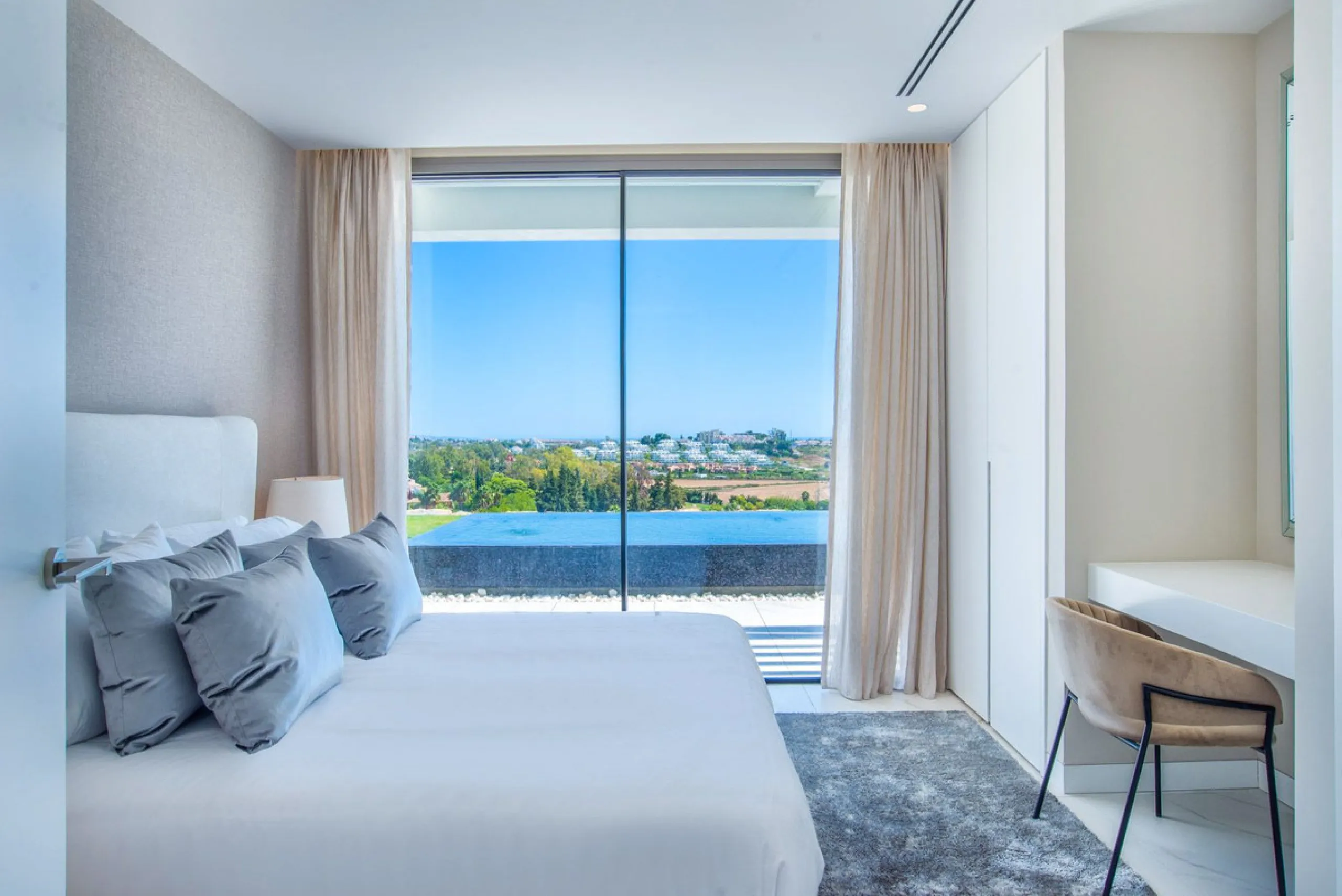 Apartment - Middle Floor Apartment в продаже в El Paraiso, Málaga. В доме 3 спален и 2 ванных комнат. Площадь дома 180 м²