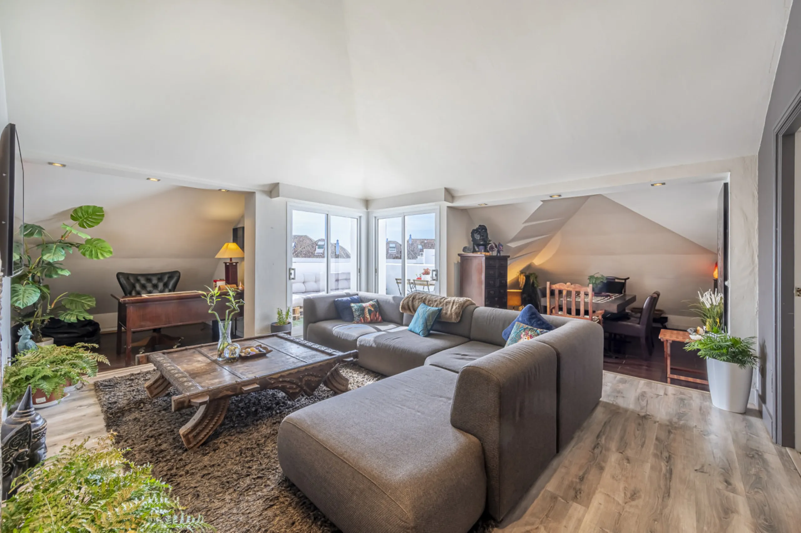 This bright penthouse is situated within one of the most prestigious gated communities in Las Lomas del Marbella Club, offering 24-hour concierge service, security, and lush gardens with three swimming pools (including a heated one).
