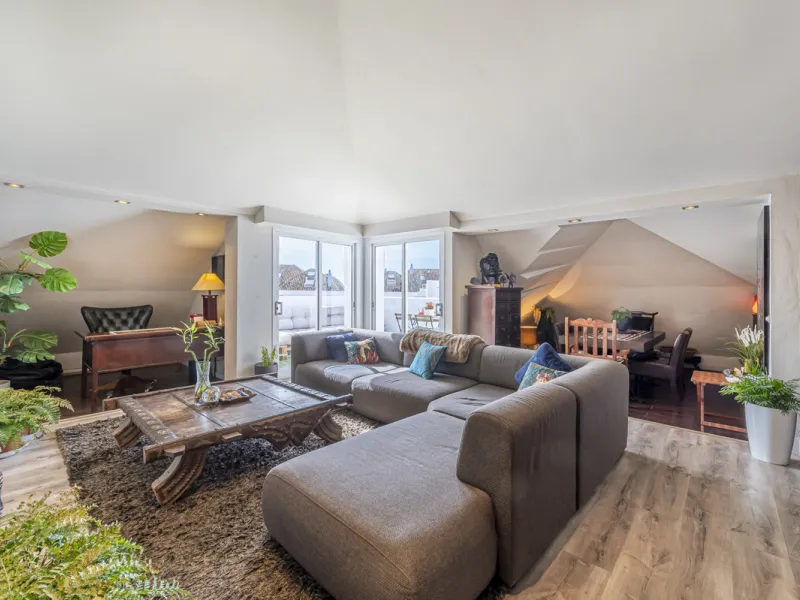 This bright penthouse is situated within one of the most prestigious gated communities in Las Lomas del Marbella Club, offering 24-hour concierge service, security, and lush gardens with three swimming pools (including a heated one).